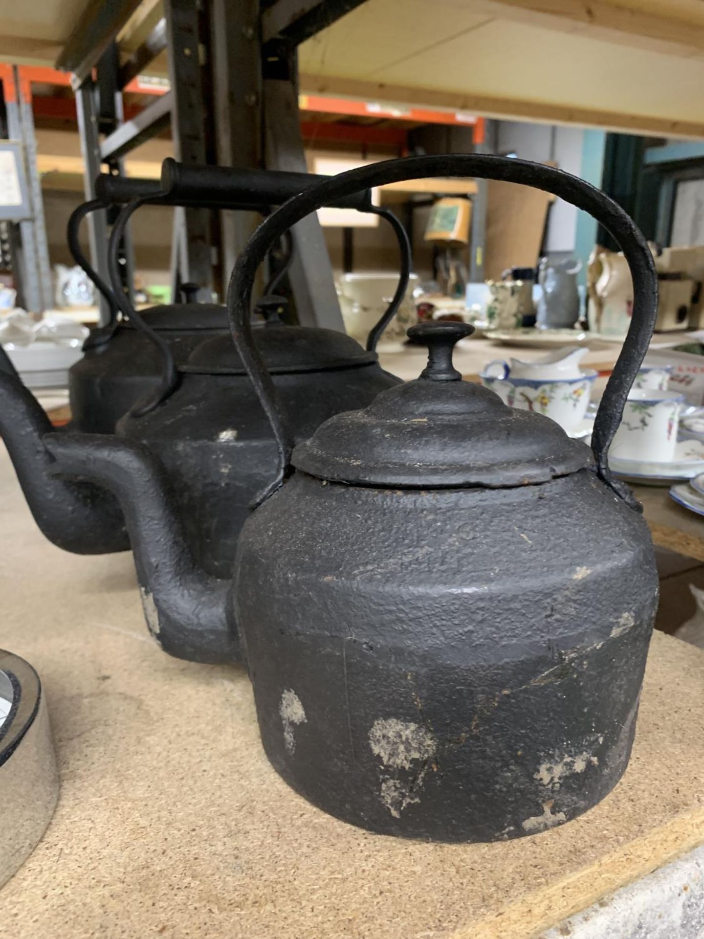 THREE GRADUATED VINTAGE CAST KETTLES - Bild 2 aus 4