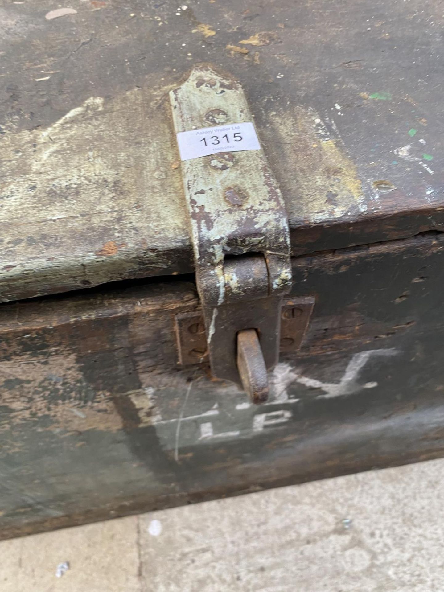 A LARGE VINTAGE WOODEN CHEST WITH METAL BANDING - Image 5 of 6