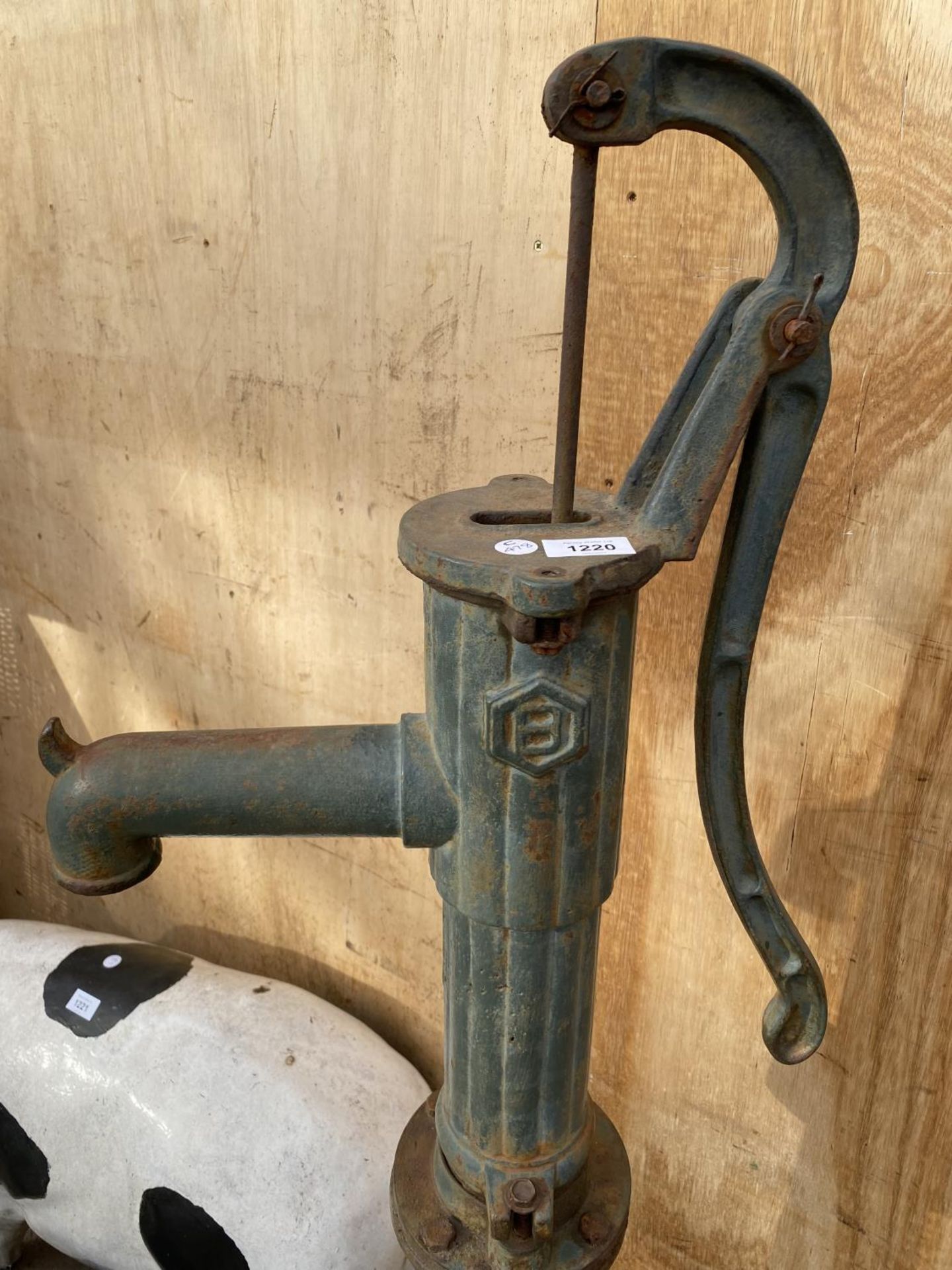 A VINTAGE CAST IRON WATER PUMP (H:132CM) - Image 2 of 5