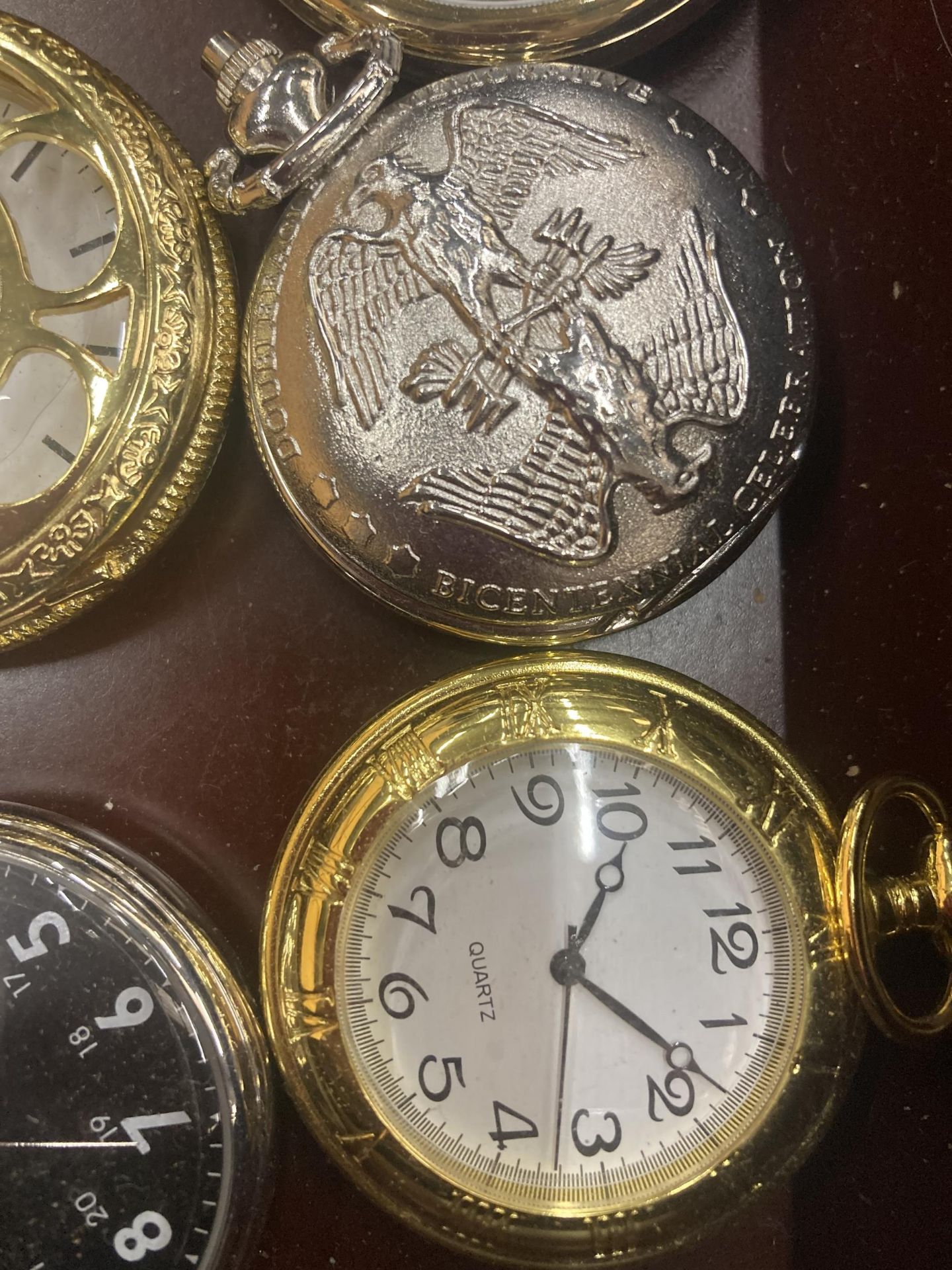 A QUANTITY OF VINTAGE STYLE POCKET WATCHES IN A WOODEN CASE - 15 IN TOTAL - Image 4 of 4