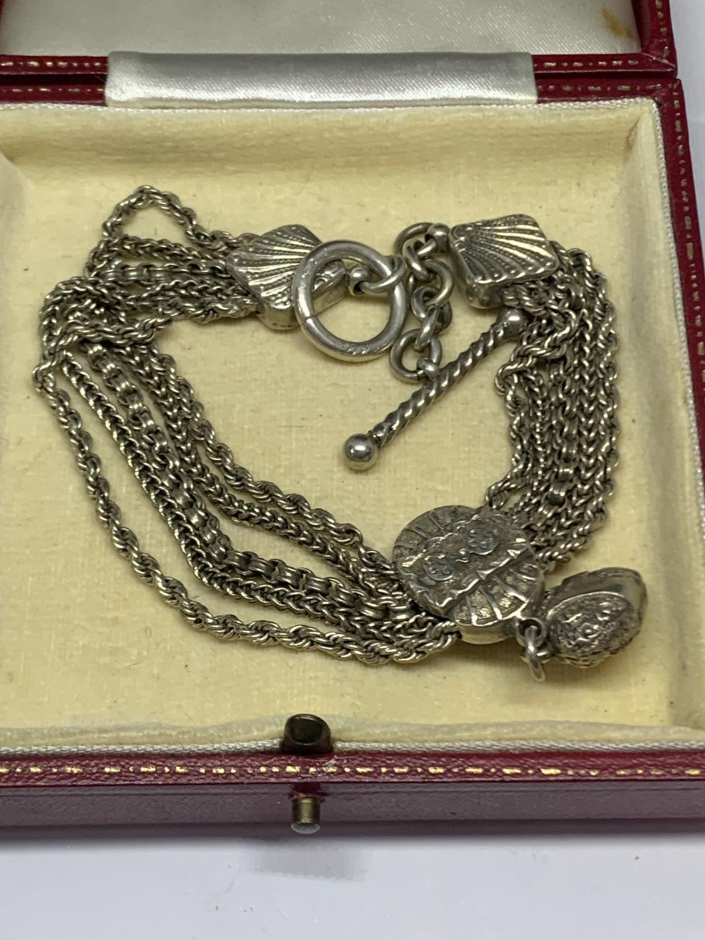 AN ORNATE SILVER HALF ALBERT WATCH CHAIN - Image 4 of 4