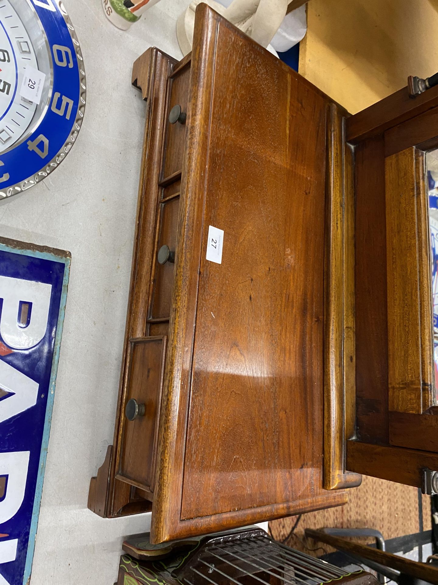 A VINTAGE EMPIRE MAHOGANY DRESSING TABLE STAND WITH LOWER DRAWERS AND COLUMN SIDE, HEIGHT 87CM - Image 3 of 3