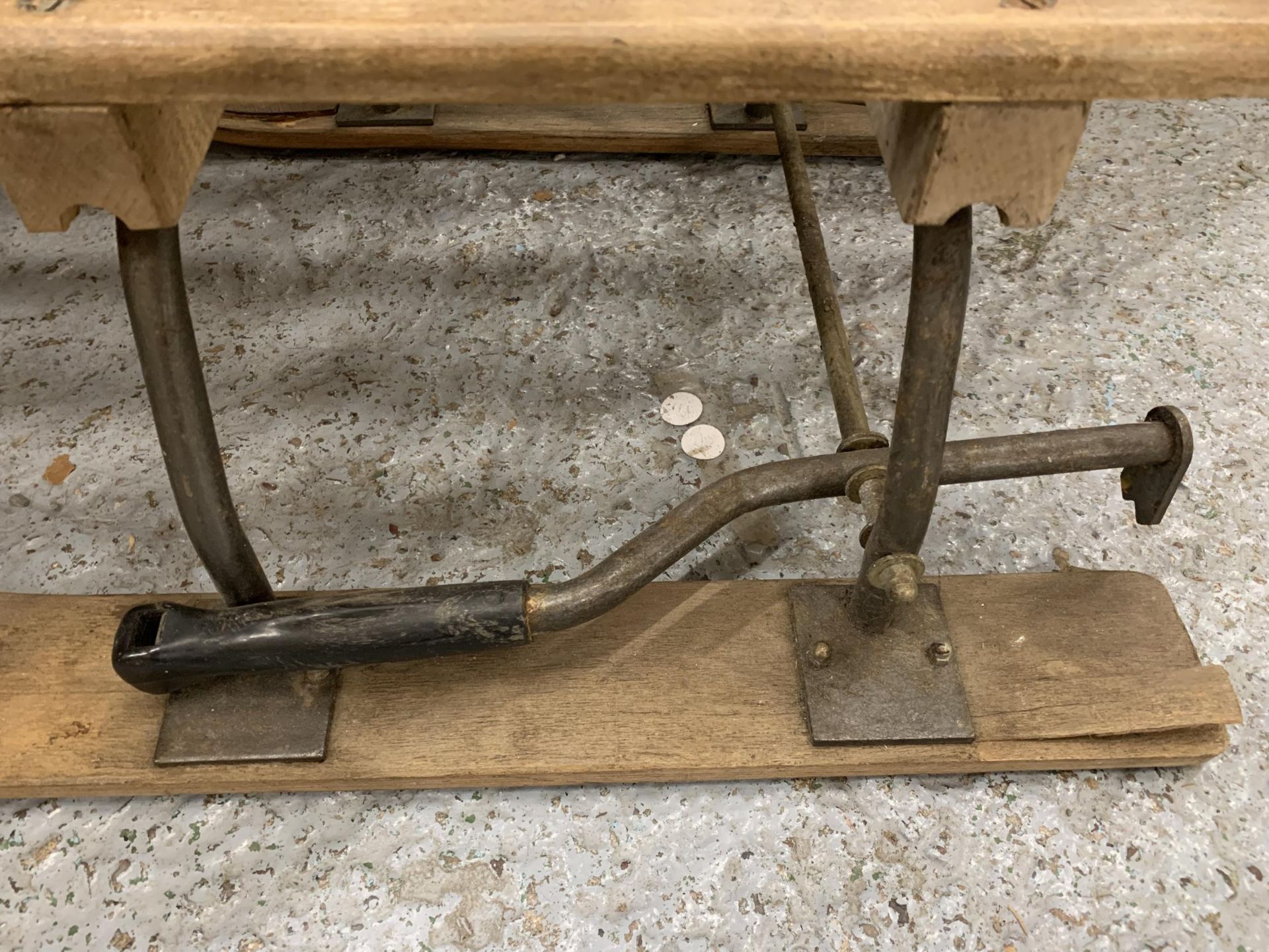 A VINTAGE WOODEN SLEDGE WITH A STEERING WHEEL - Image 4 of 4