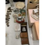 A QUANTITY OF ITEMS TO INCLUDE VINTAGE LIGHTERS, RONSON, ETC, MATCHBOX HOLDERS, VINTAGE ASHTRAYS,