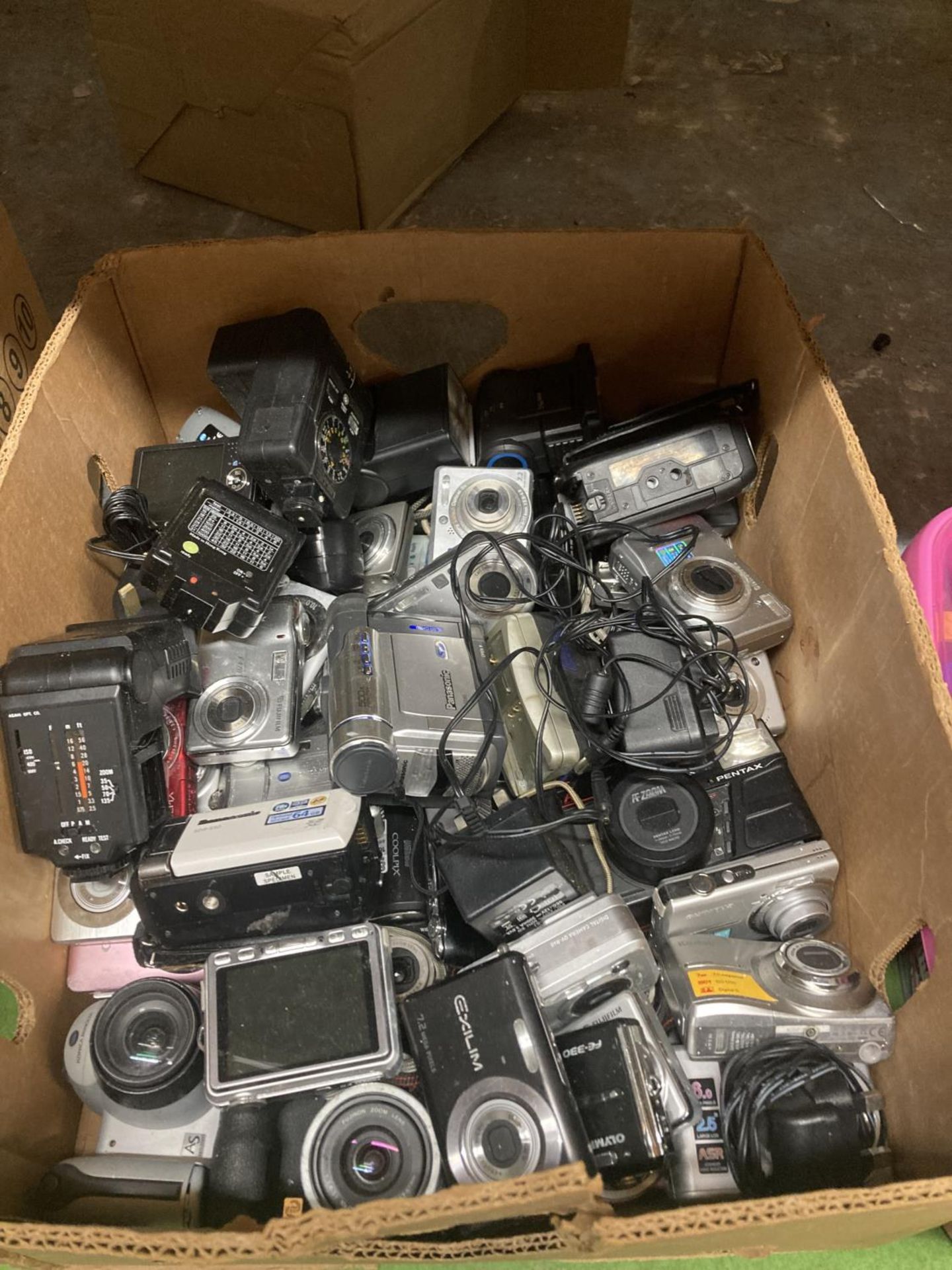 A LARGE QUANTITY OF DIGITAL CAMERAS