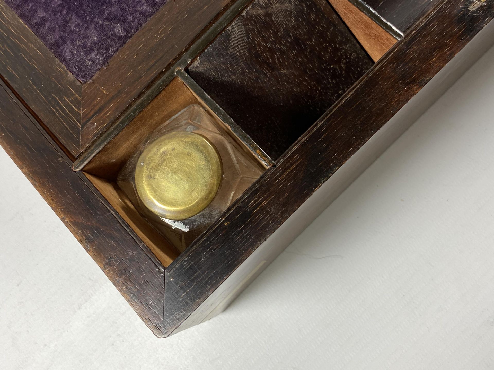 A VINTAGE MAHOGANY AND BRASS BOUND WRITING SLOPE WITH TWO BRASS TOPPED INKWELLS AND INNER VELVET - Bild 3 aus 3