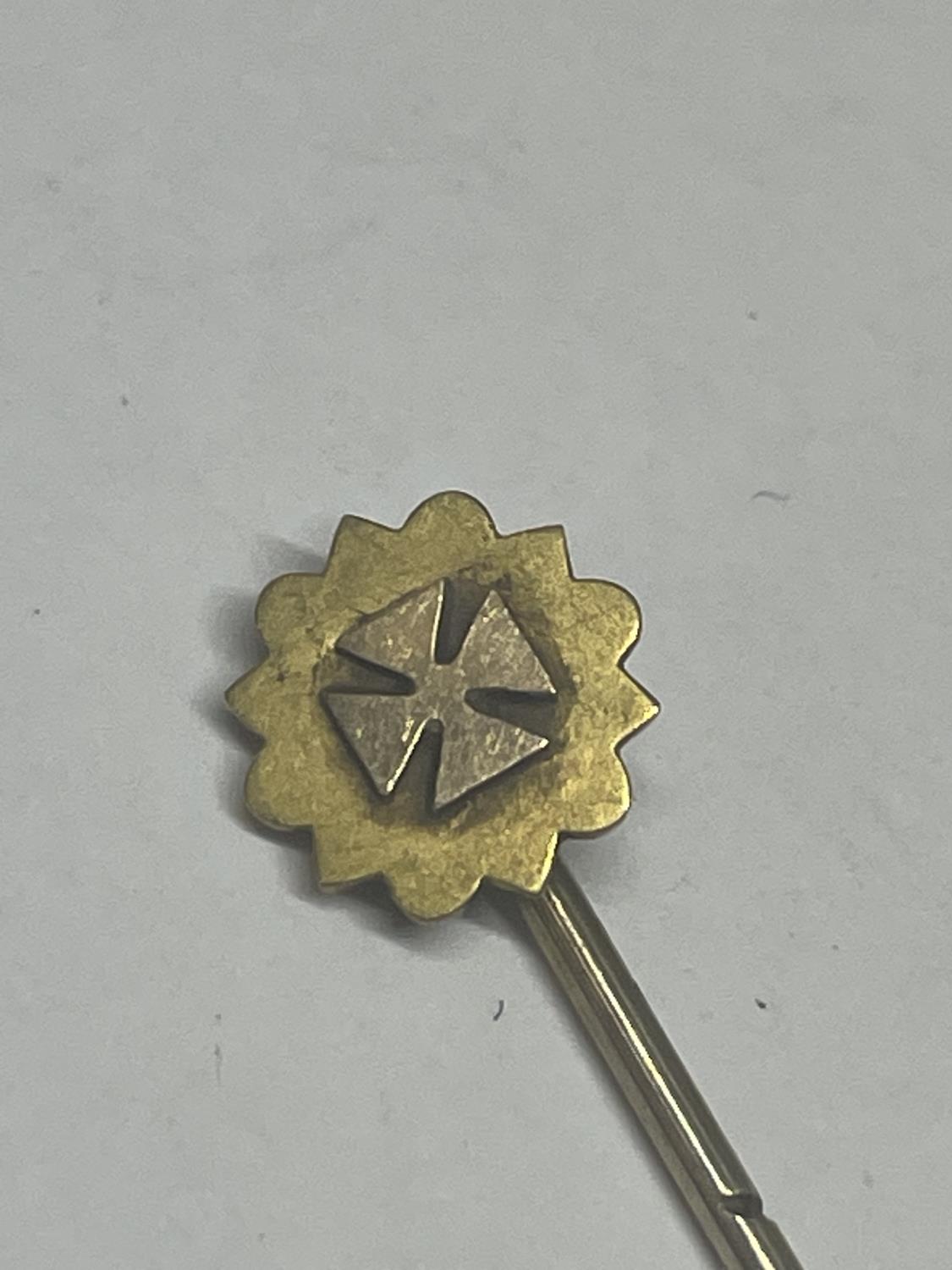 AN 18 CARAT GOLD PIN WITH A MALTESE CROSS DESIGN GROSS WEIGHT 1.0 GRAM - Image 2 of 3