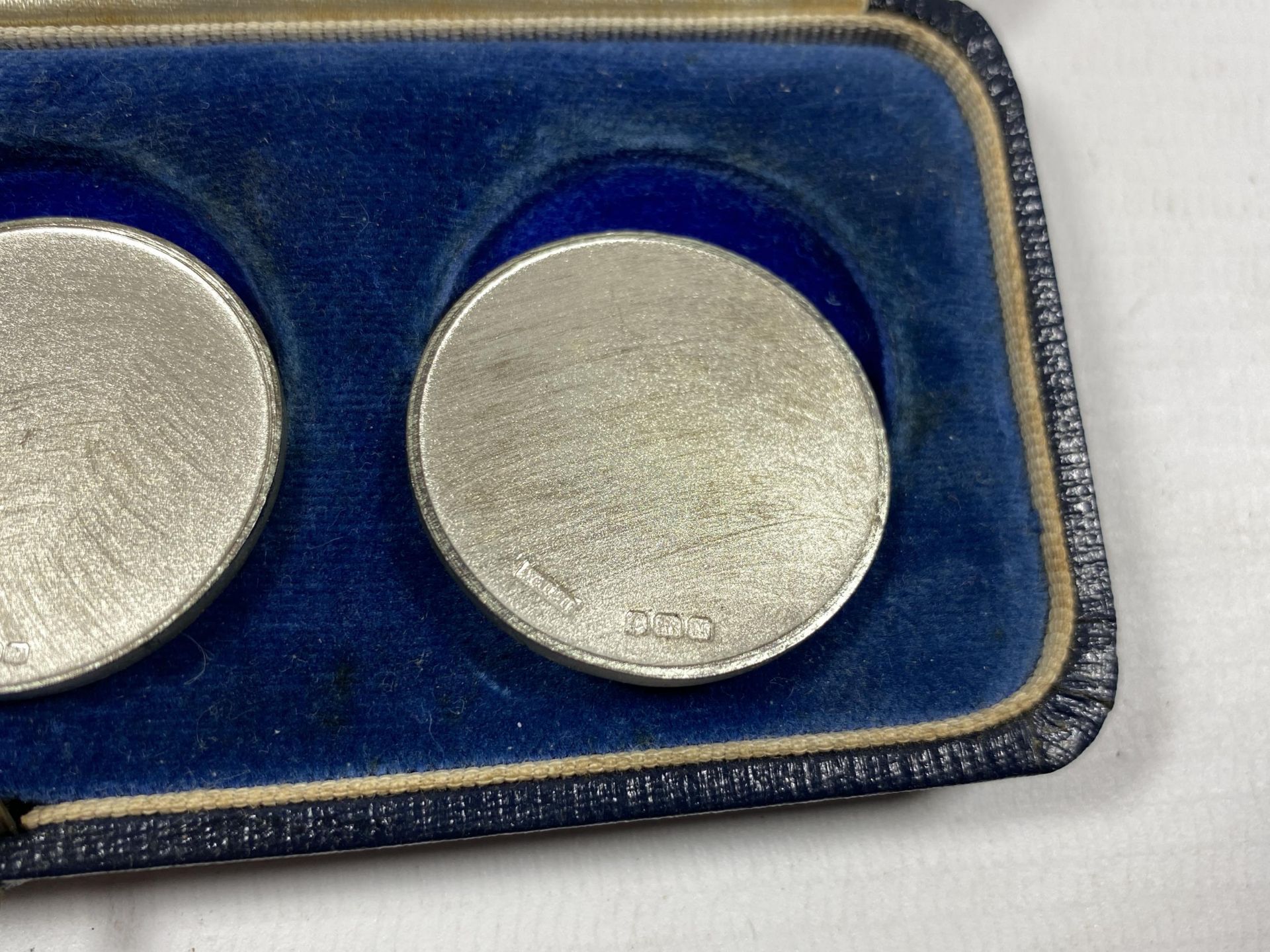 A CASED SET OF THREE HALLMARKED SILVER COMMEMORATIVE MEDALS - Image 4 of 4