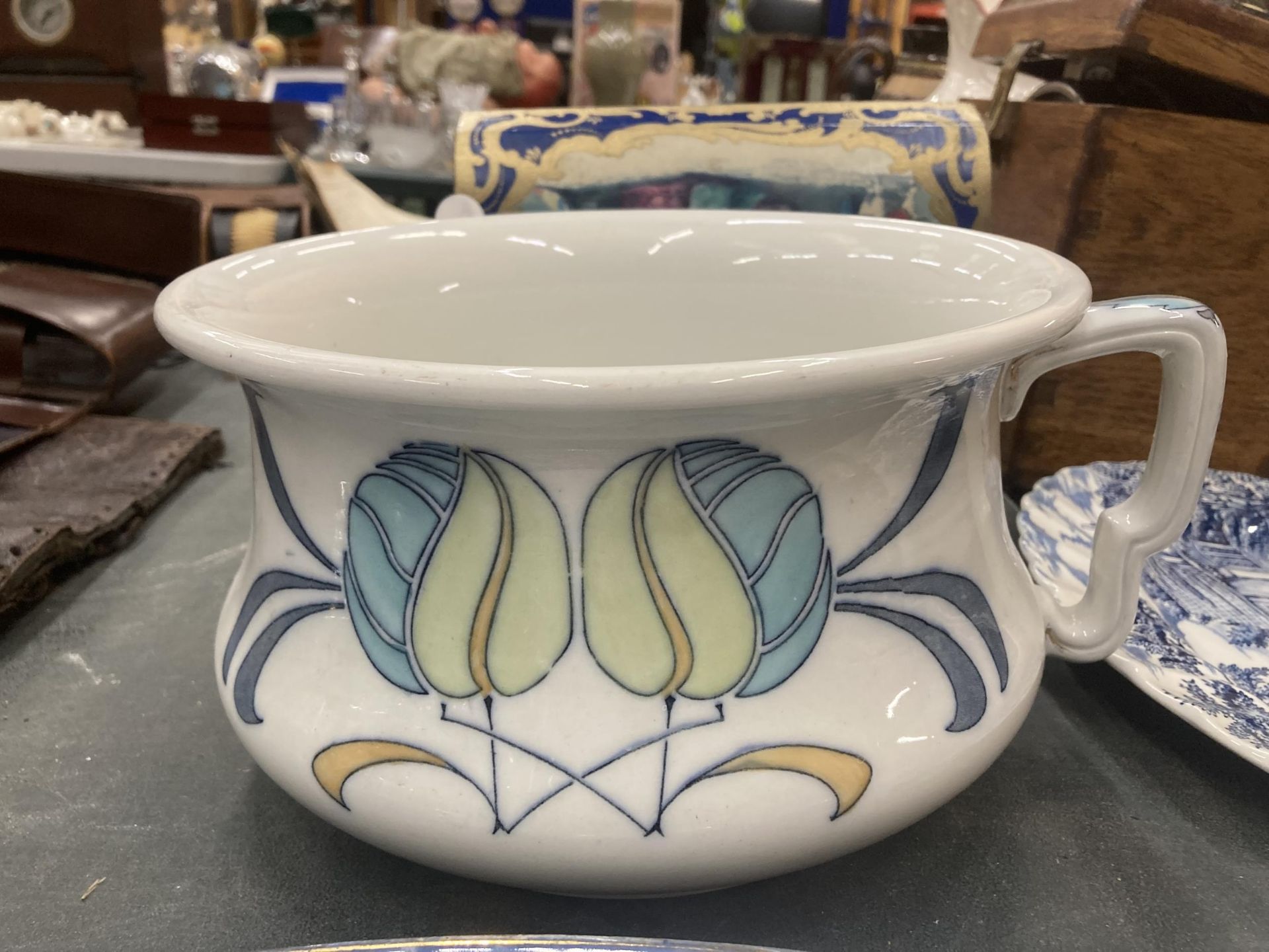 A LARGE DAVENPORT PLATTER AND AN ALFRED PEARCE CHAMBER POT WITH RETRO DESIGN - Bild 3 aus 5
