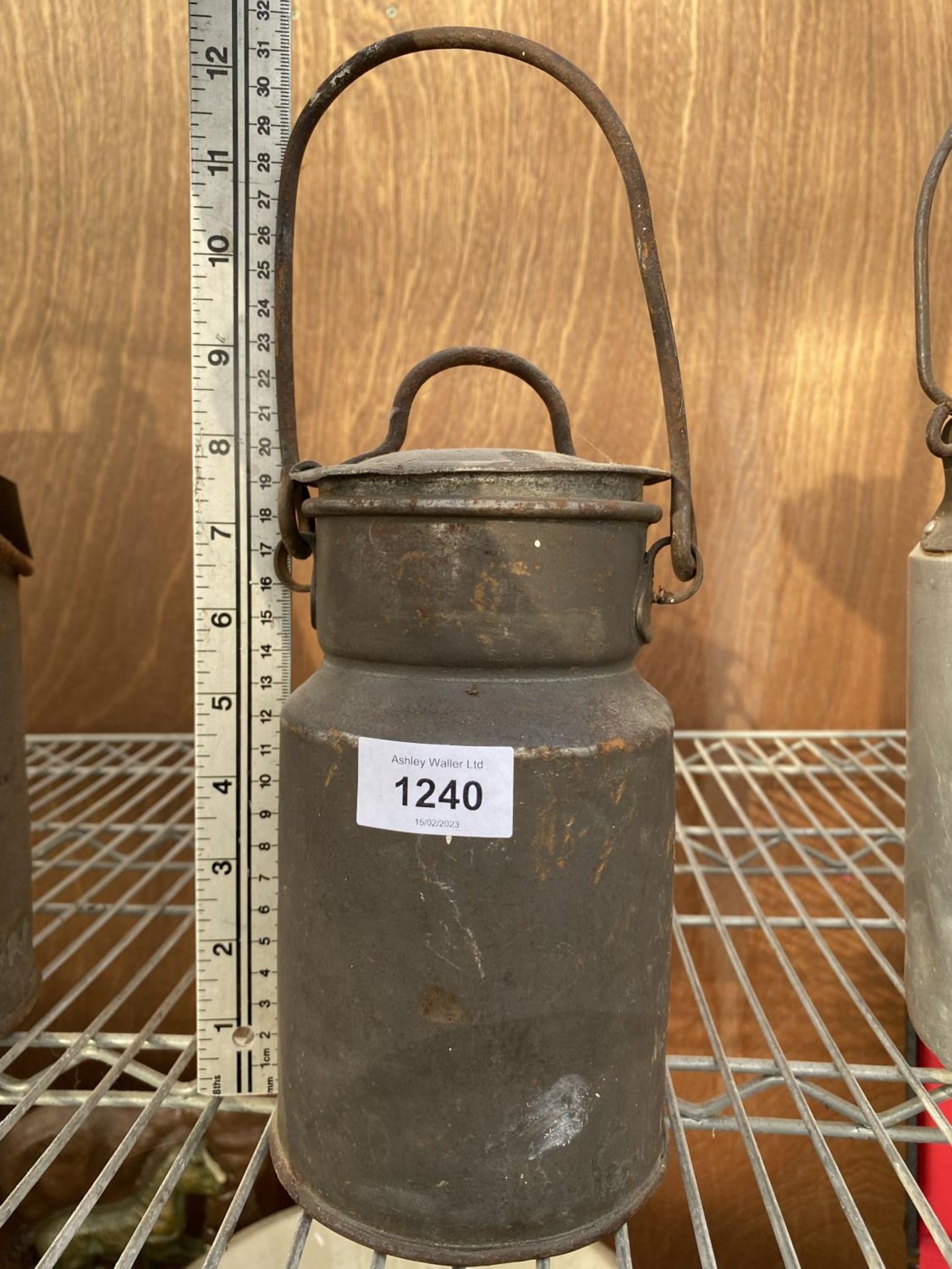 A SMALL VINTAGE LIDDED CHURN WITH CARRYING HANDLE (H:23CM)
