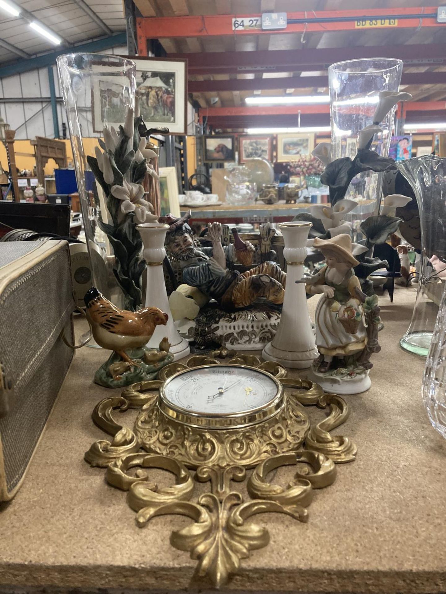 A MIXED LOT TO INCLUDE A GILT FRAMED BAROMETER, CANDLESTICKS, CAPIDOMONTE STYLE FIGURES, VASES