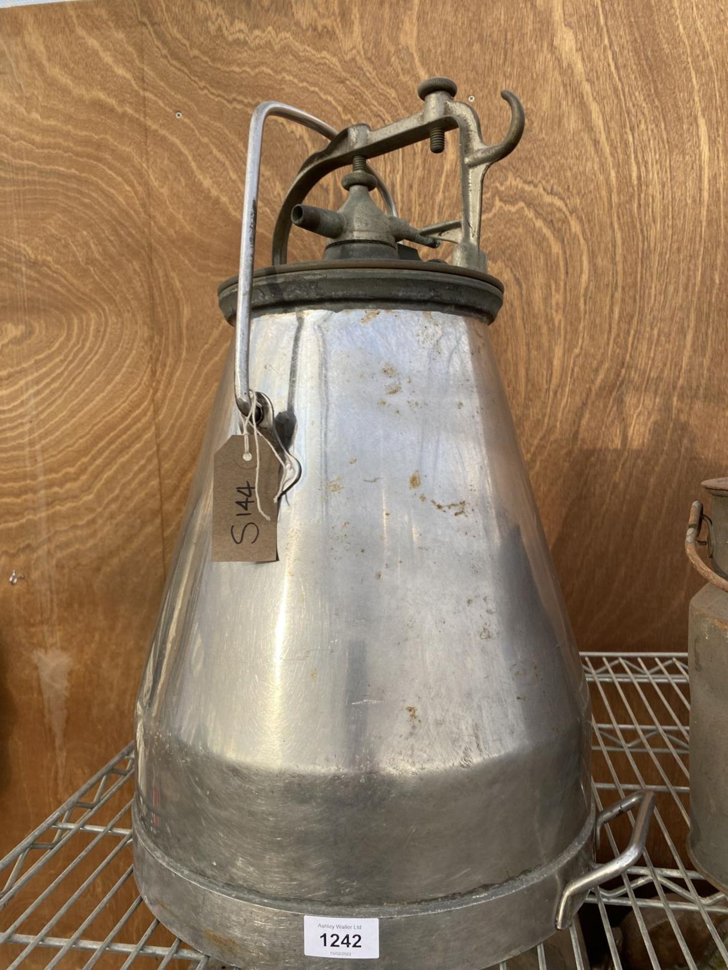 A VINTAGE STAINLESS STEEL MILKING BUCKET WITH LID