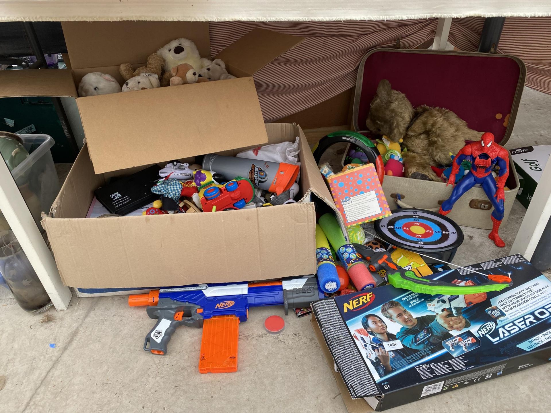 A LARGE ASSORTMENT OF CHILDRENS TOYS TO INCLUDE NERF GUNS, SPIDERMAN AND PLUSH TOYS ETC
