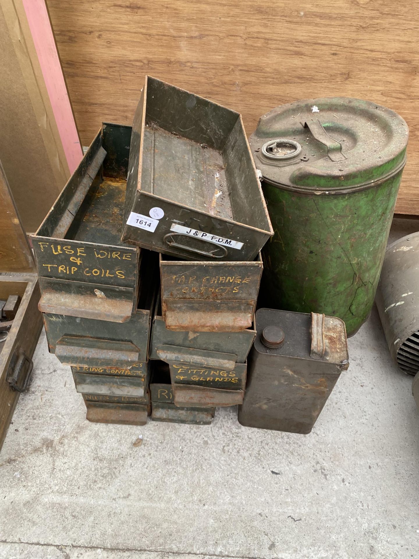 AN ASSORTMENT OF VINTAGE OIL CANS AND METAL DRAWERS