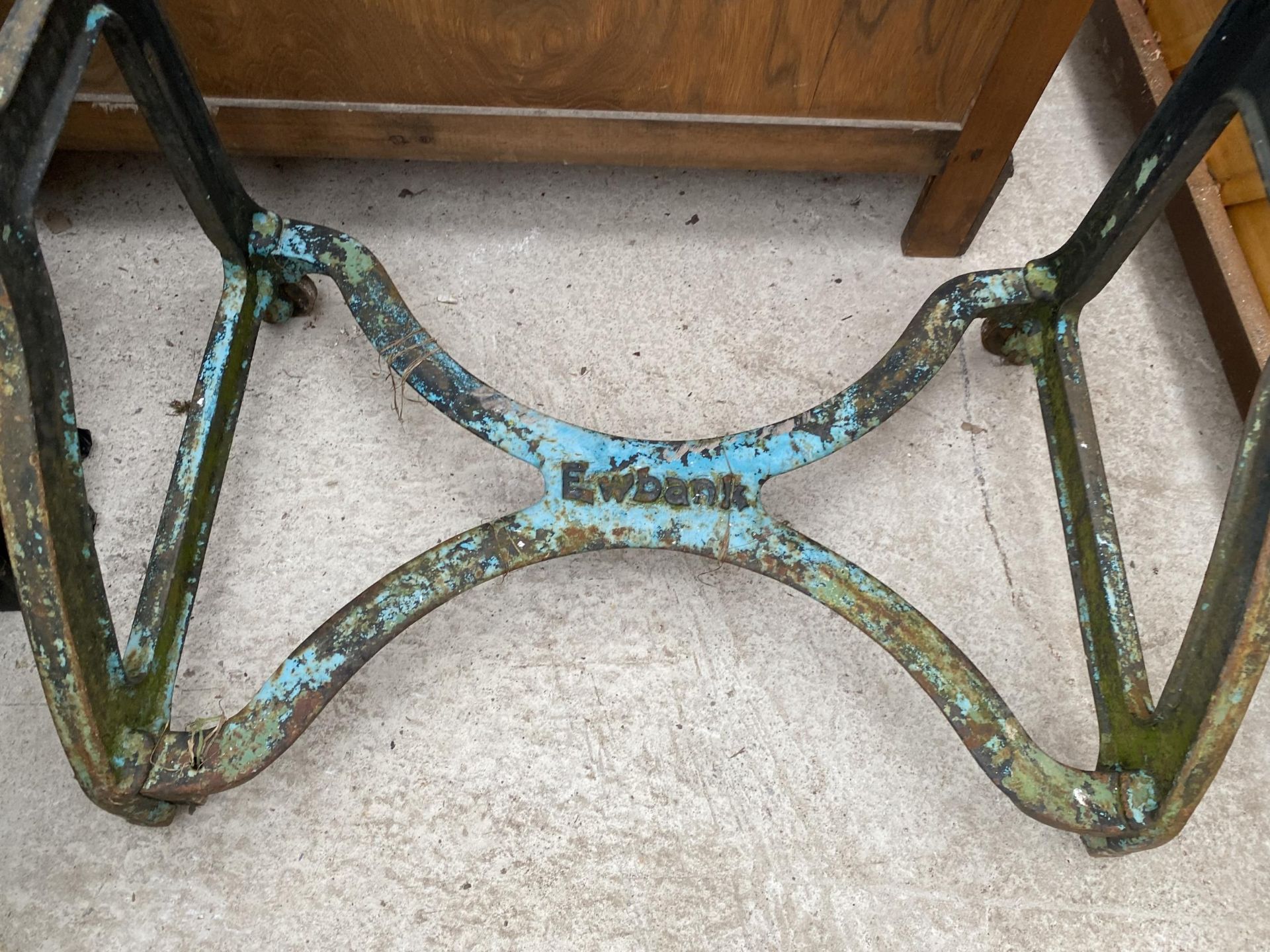 A VINTAGE CAST IRON EWBANK MANGLE - Image 3 of 3