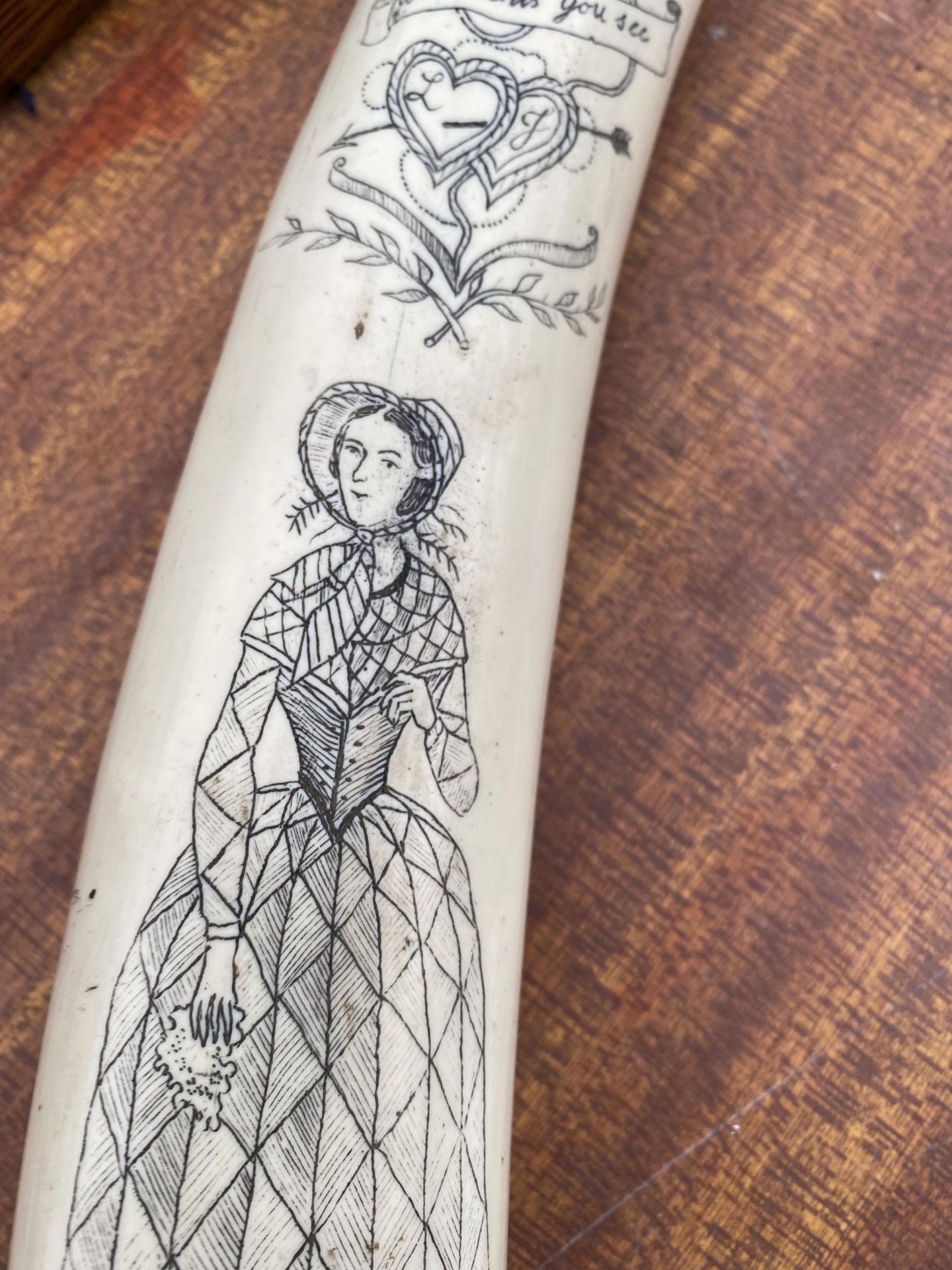 A COLLECTABLE SCRIMSHAW STYLE PIECE - Image 4 of 5