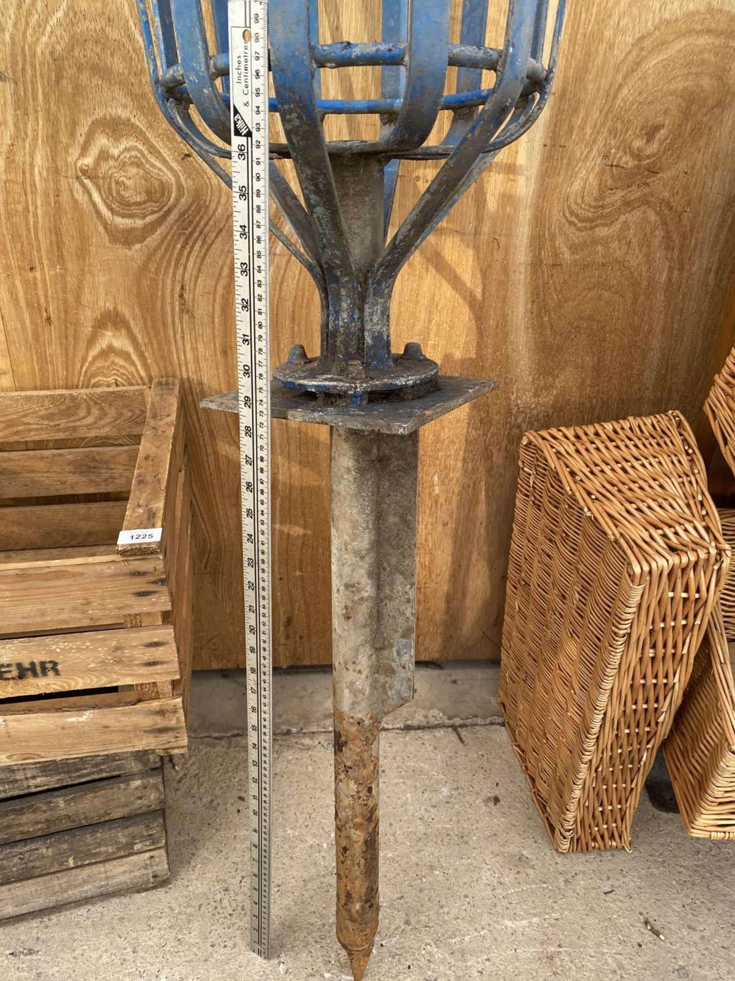 A VINTAGE CAST IRON BIN/PLANTER WITH GROUND SPIKE - Image 3 of 3