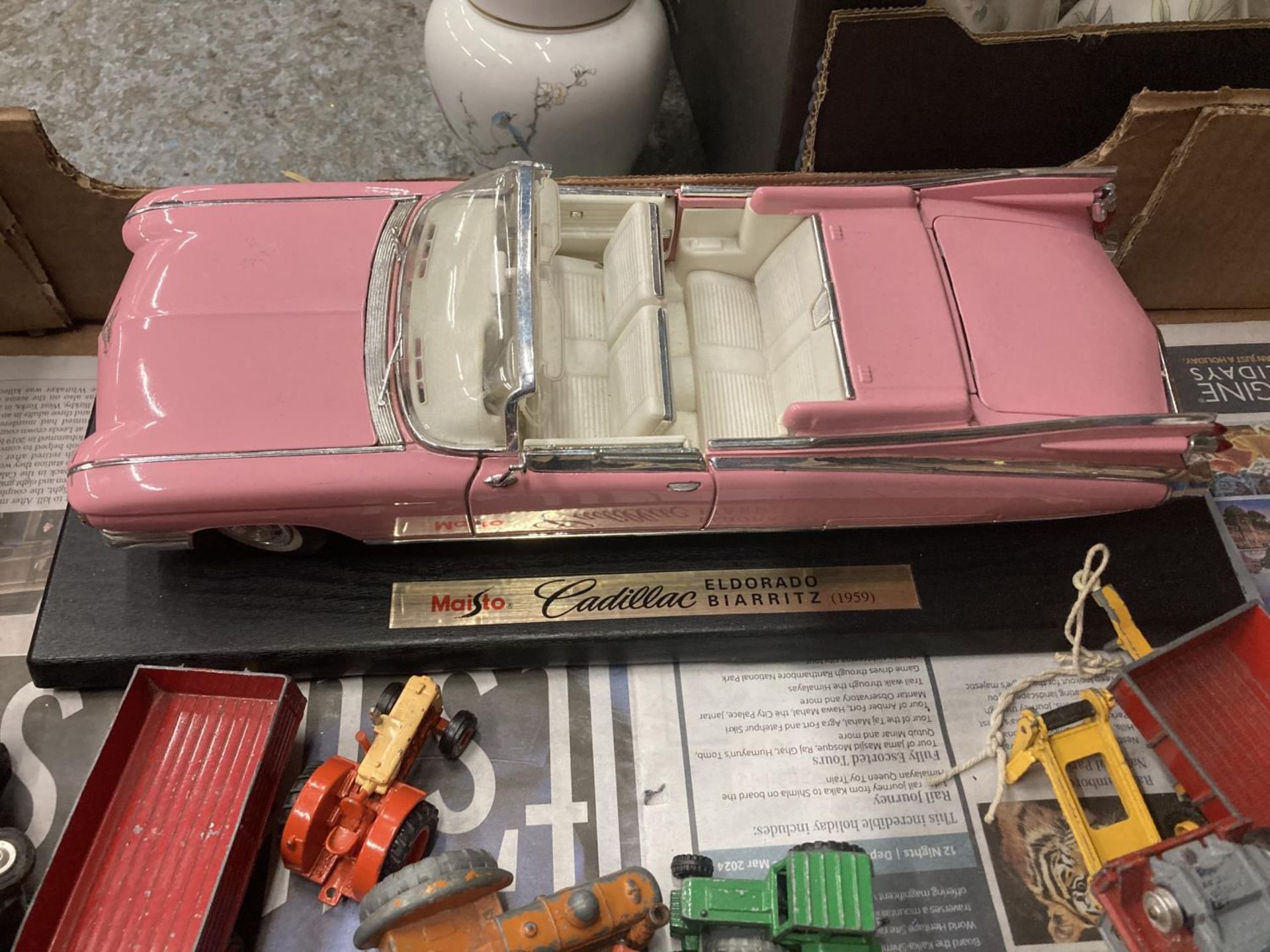 A BOX OF DIECAST CARS TO INCLUDE A MAISTO PINK CADILLAC ON BASE - Image 3 of 3