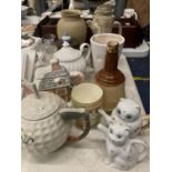 A QUANTITY OF CERAMICS TO INCLUDE A TONY WOOD GOLF TEAPOT, THE VILLAGE BY ANNIE ROWE TEAPOT, A