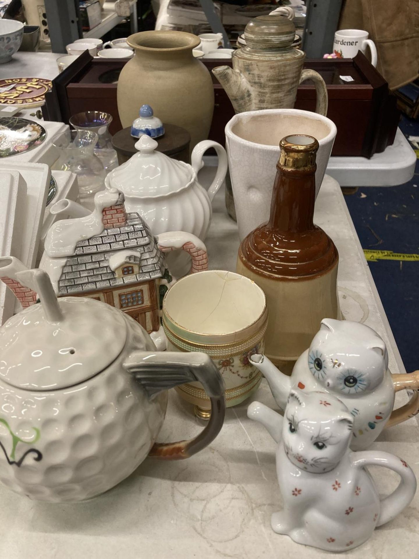A QUANTITY OF CERAMICS TO INCLUDE A TONY WOOD GOLF TEAPOT, THE VILLAGE BY ANNIE ROWE TEAPOT, A