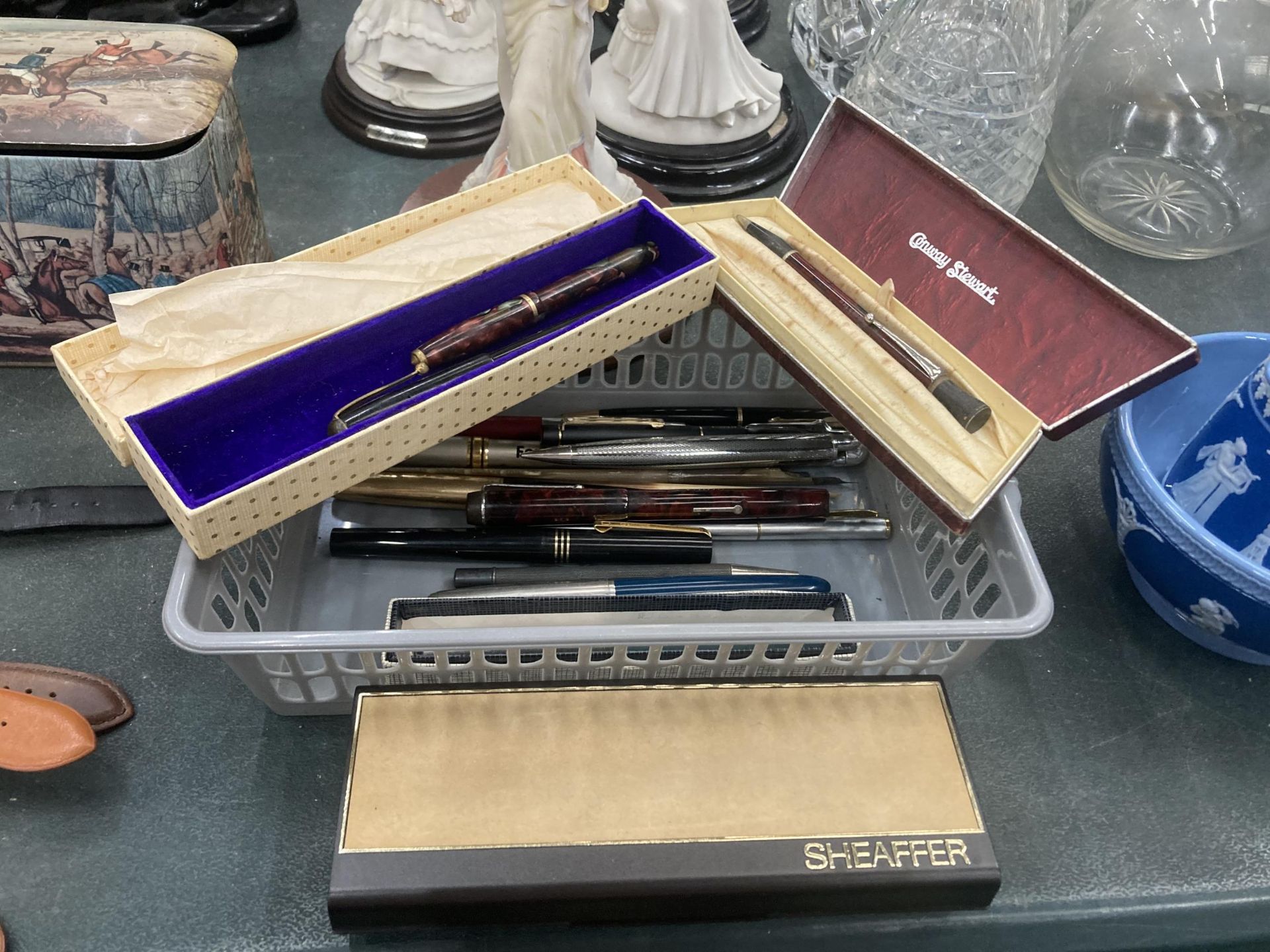 A QUANTITY OF VINTAGE PENS TO INCLUDE PARKER FOUNTAIN PENS - ONE BOXED, CONWAY STEWART, ONE WITH A