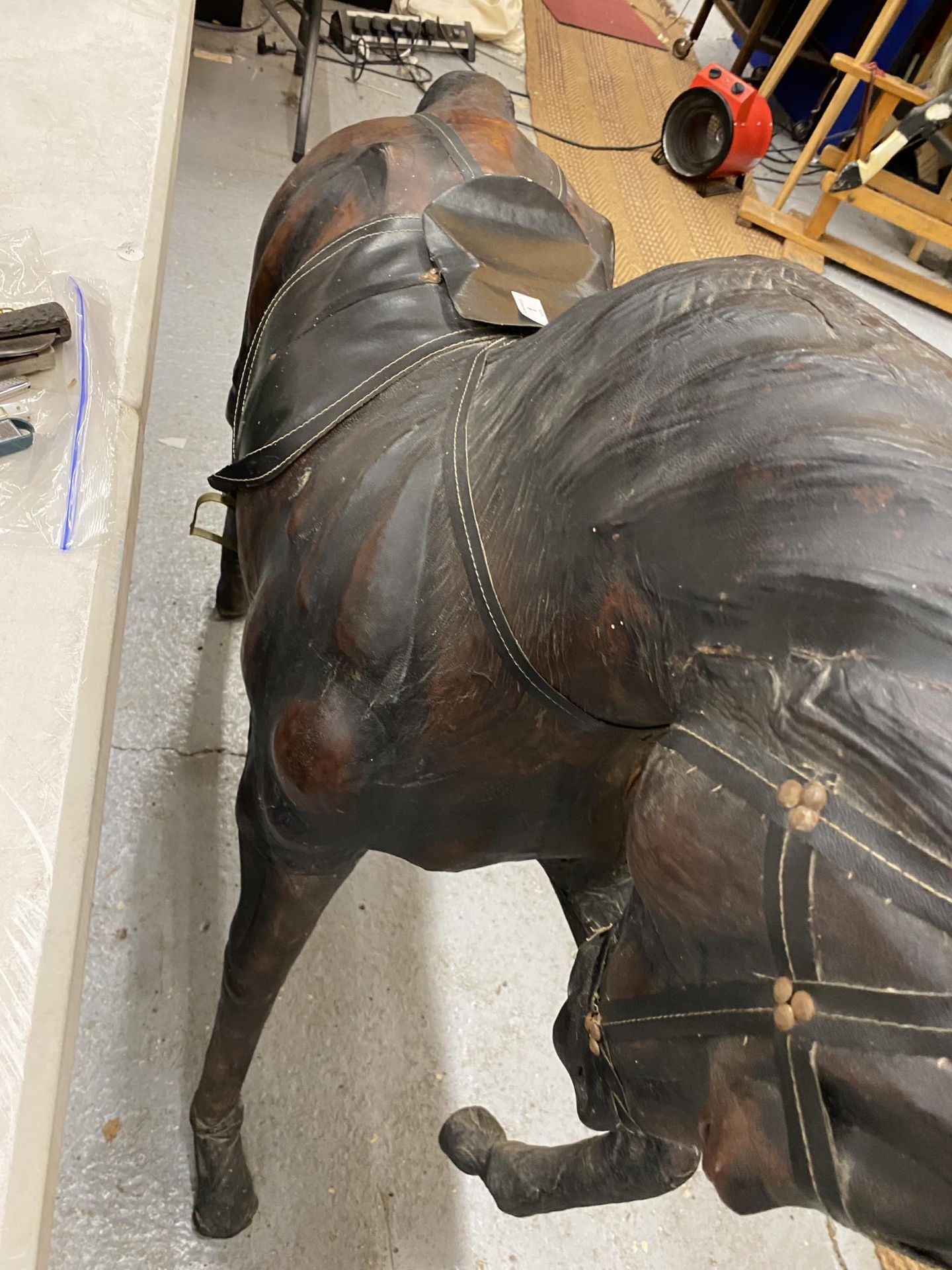 A LARGE VINTAGE LIBERTY STYLE LEATHER COVERED HORSE, HEIGHT 100CM, LENGTH 122CM - Bild 4 aus 5