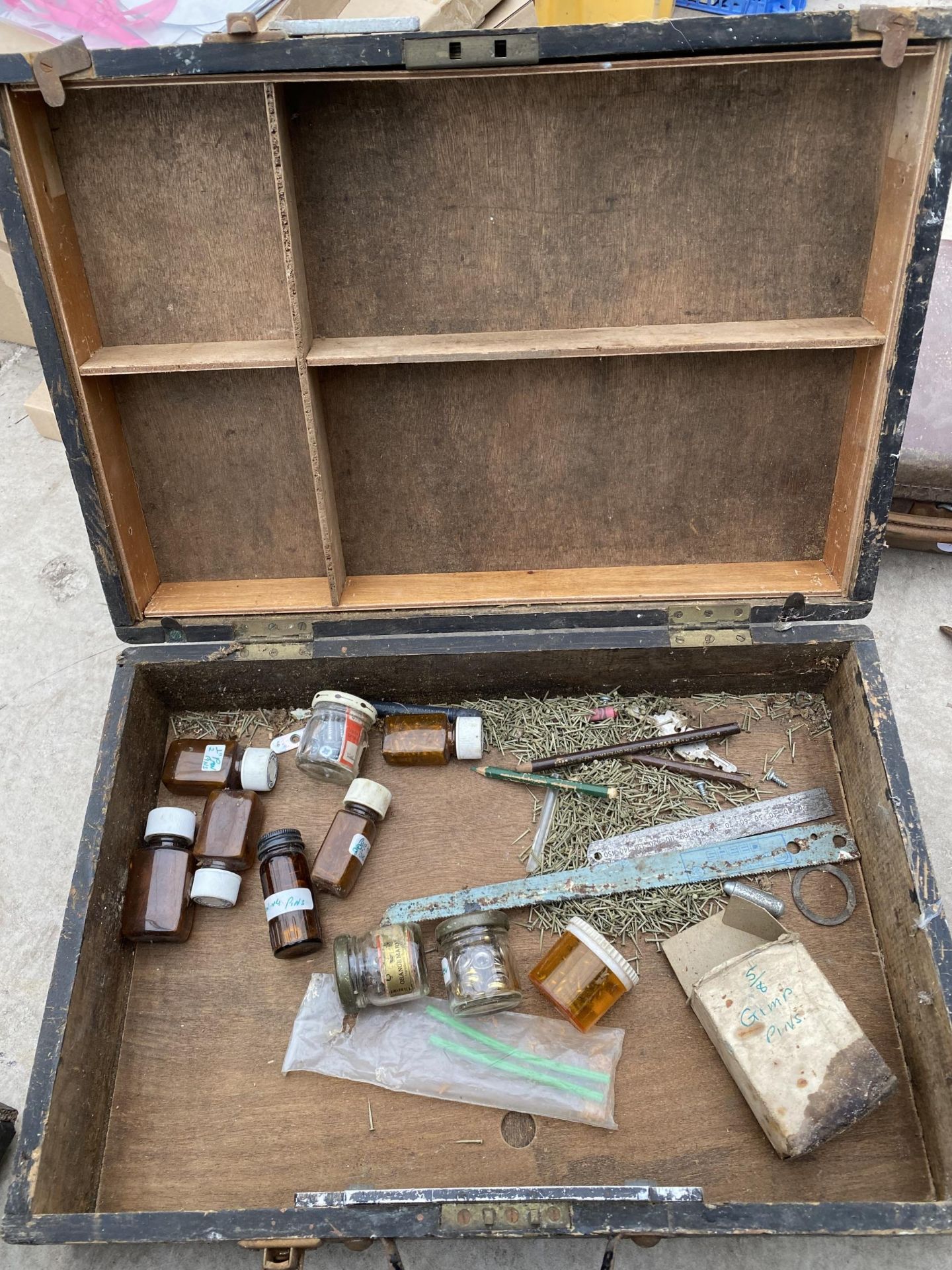 A VINTAGE TRAVEL CASE AND A VINTAGE WOODEN JOINERS CHEST CONTAINING HARDWARE AND BADGES ETC - Image 2 of 2