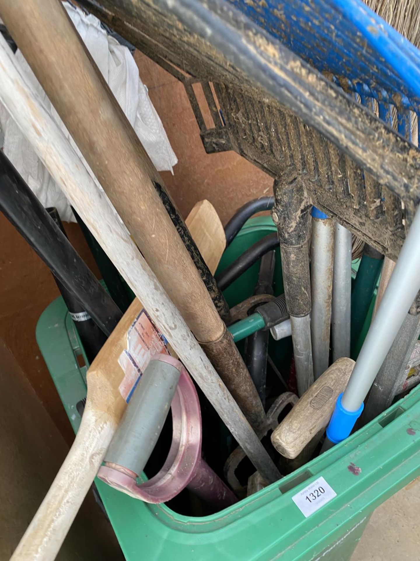 A WHEELIE BIN CONTAINING AN ASSORTMENT OF GARDEN TOOLS TO INCLUDE FORKS AND RAKES ETC - Image 3 of 4
