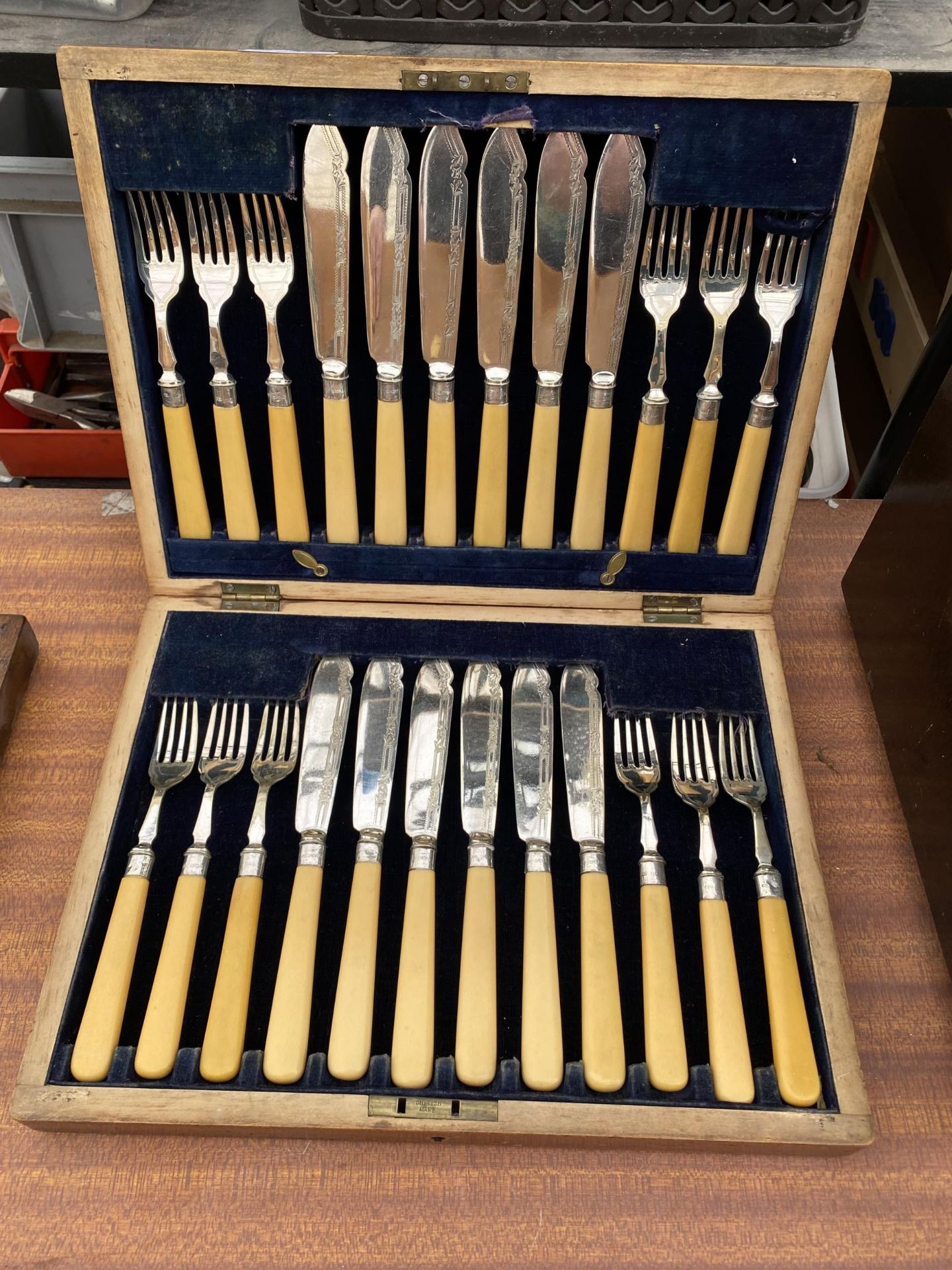 AN OAK CASED CANTEEN OF FISH CUTLERY WITH HALLMARKED SILVER COLLARS