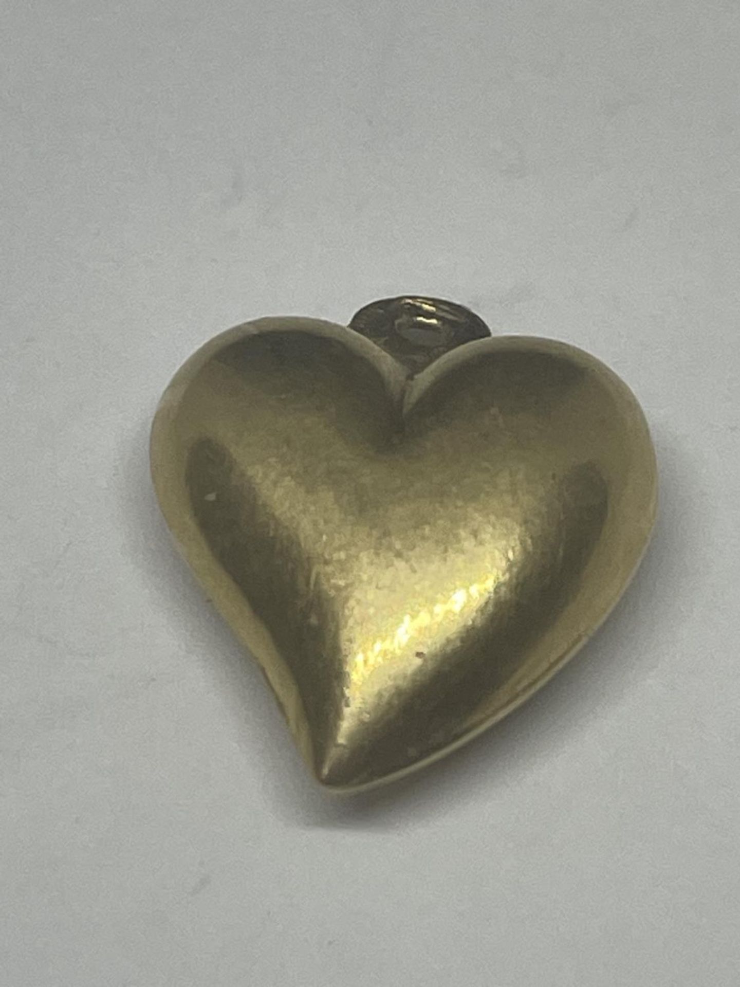 AN 18 CARAT GOLD HEART PENDANT GROSS WEIGHT 1.44 GRAMS - Image 2 of 3
