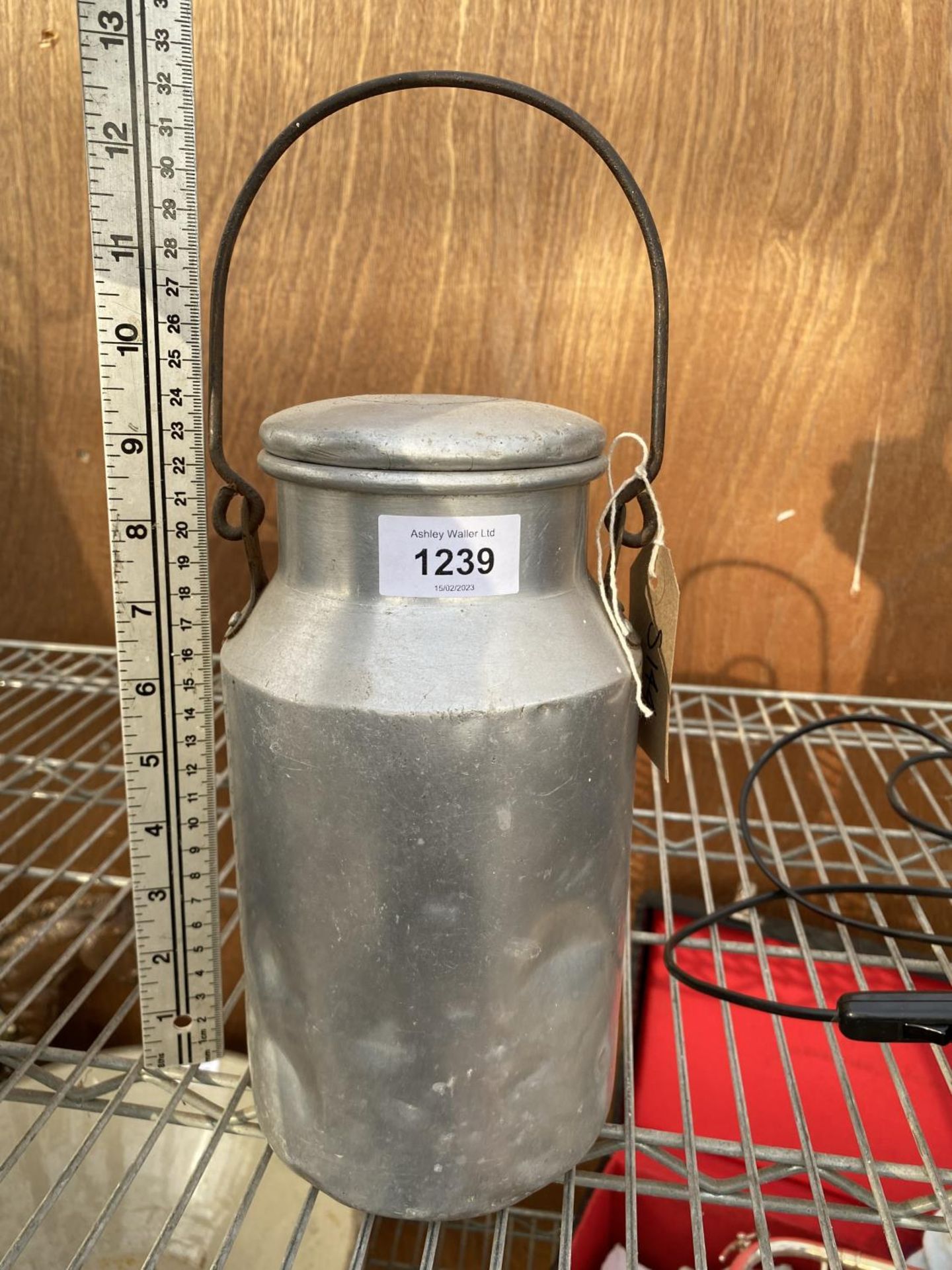 A SMALL STAINLESS STEEL LIDDED CHURN WITH CARRYING HANDLE (H:24CM)