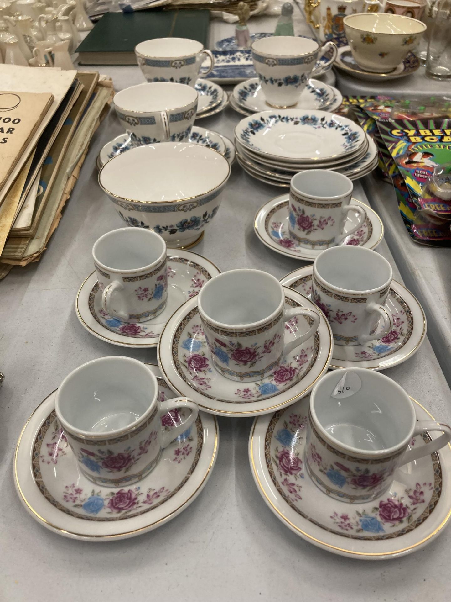 A QUANTITY OF CHINA CUPS AND SAUCERS PLUS A SUGAR BOWL