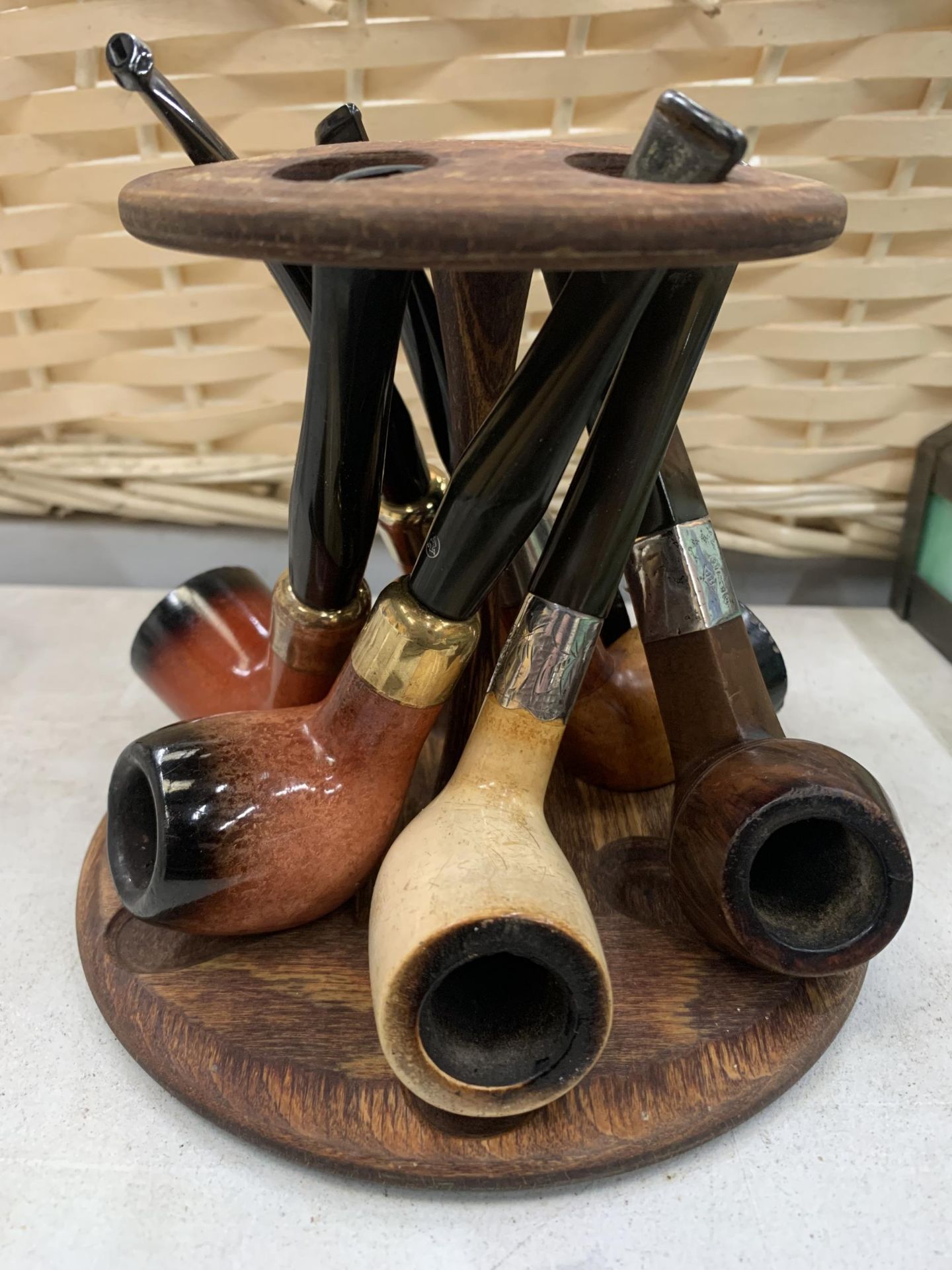 A WOODEN PIPE STAND CONTAINING SIX PIPES - TWO WITH SILVER COLLARS - PLUS FOUR LAXEY PIPES BLOCK - Image 3 of 5