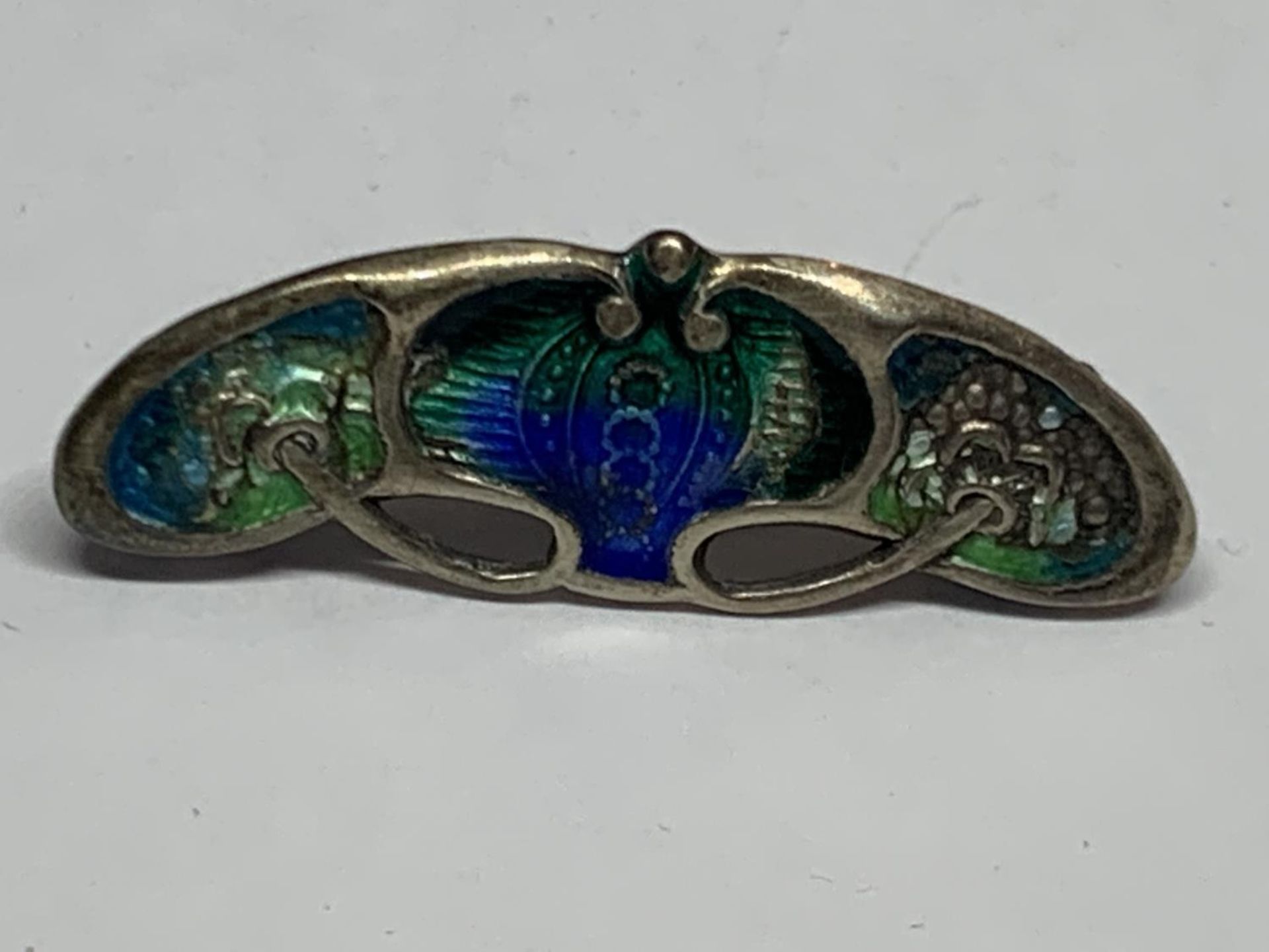 AN ART NOUVEAU HALLMARKED SILVER AND ENAMELLED BUTTERFLY DESIGN BROOCH