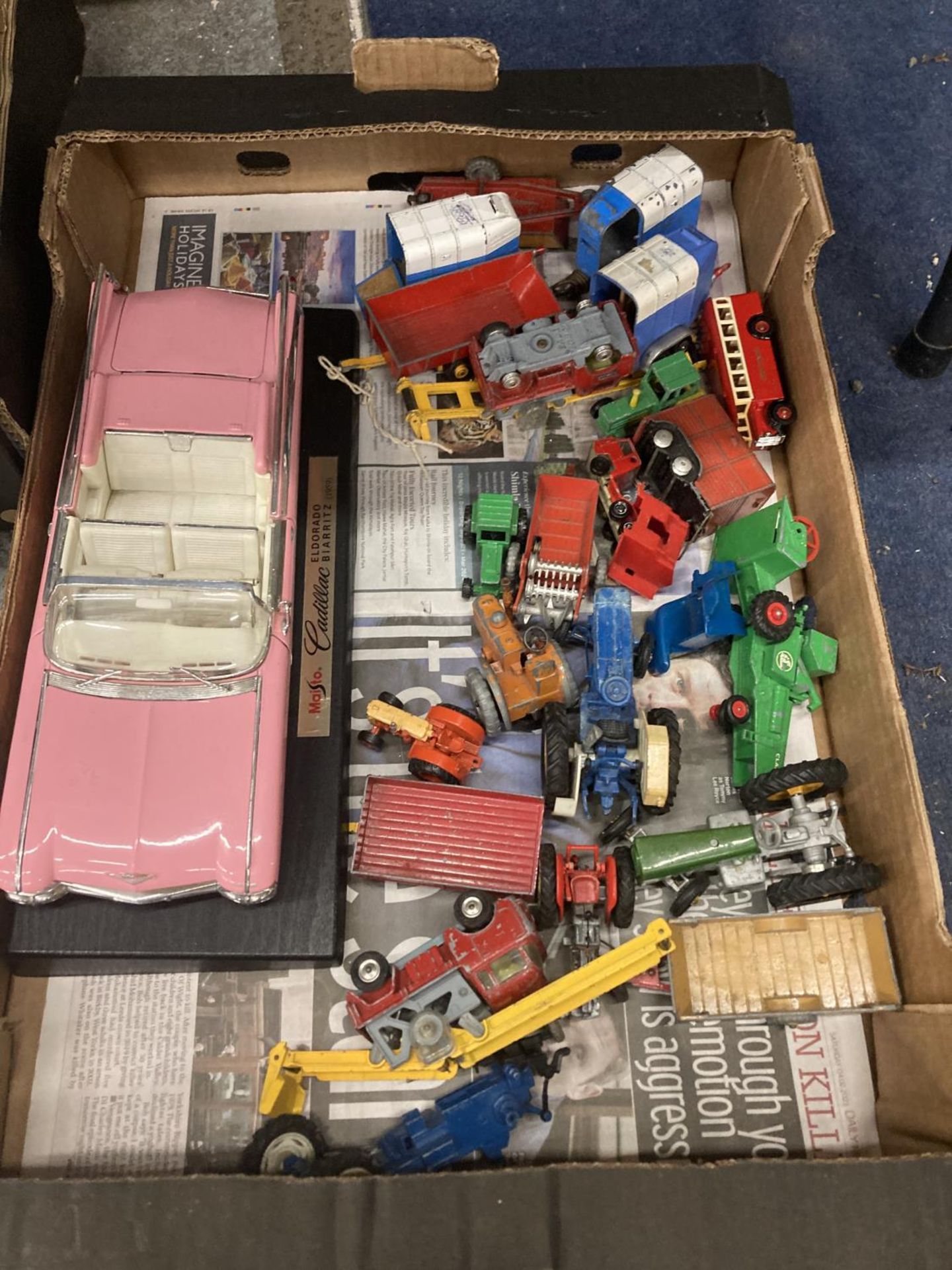 A BOX OF DIECAST CARS TO INCLUDE A MAISTO PINK CADILLAC ON BASE