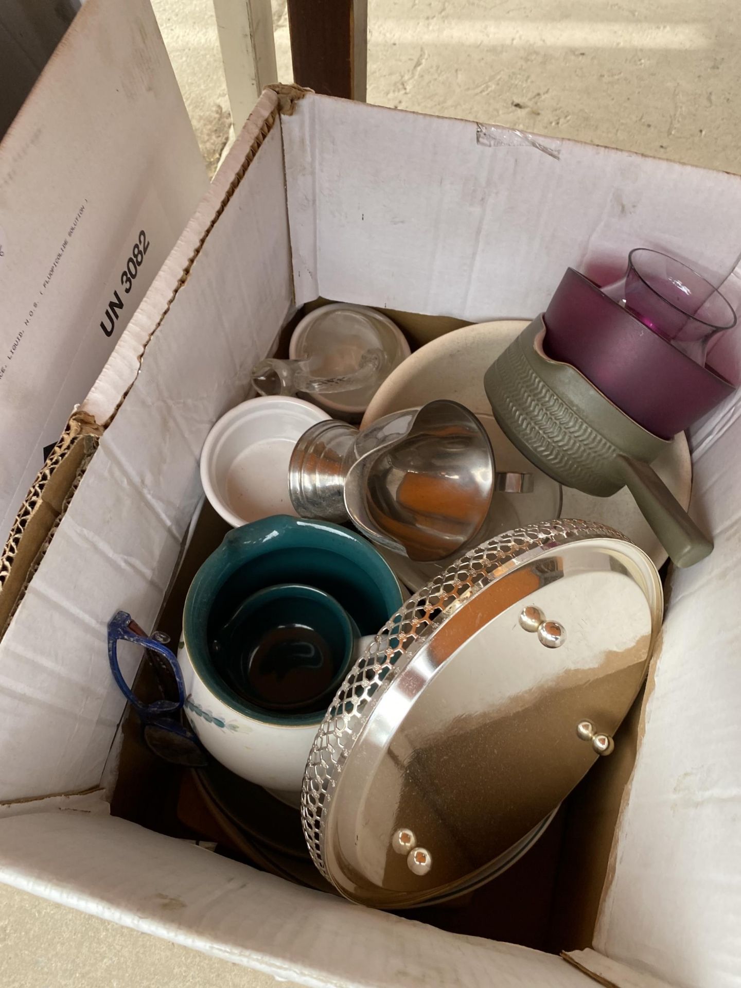 AN ASSORTMENT OF ITEMS TO INCLUDE GOLF BALLS, A WINE RACK AND CERAMICS ETC - Image 2 of 7