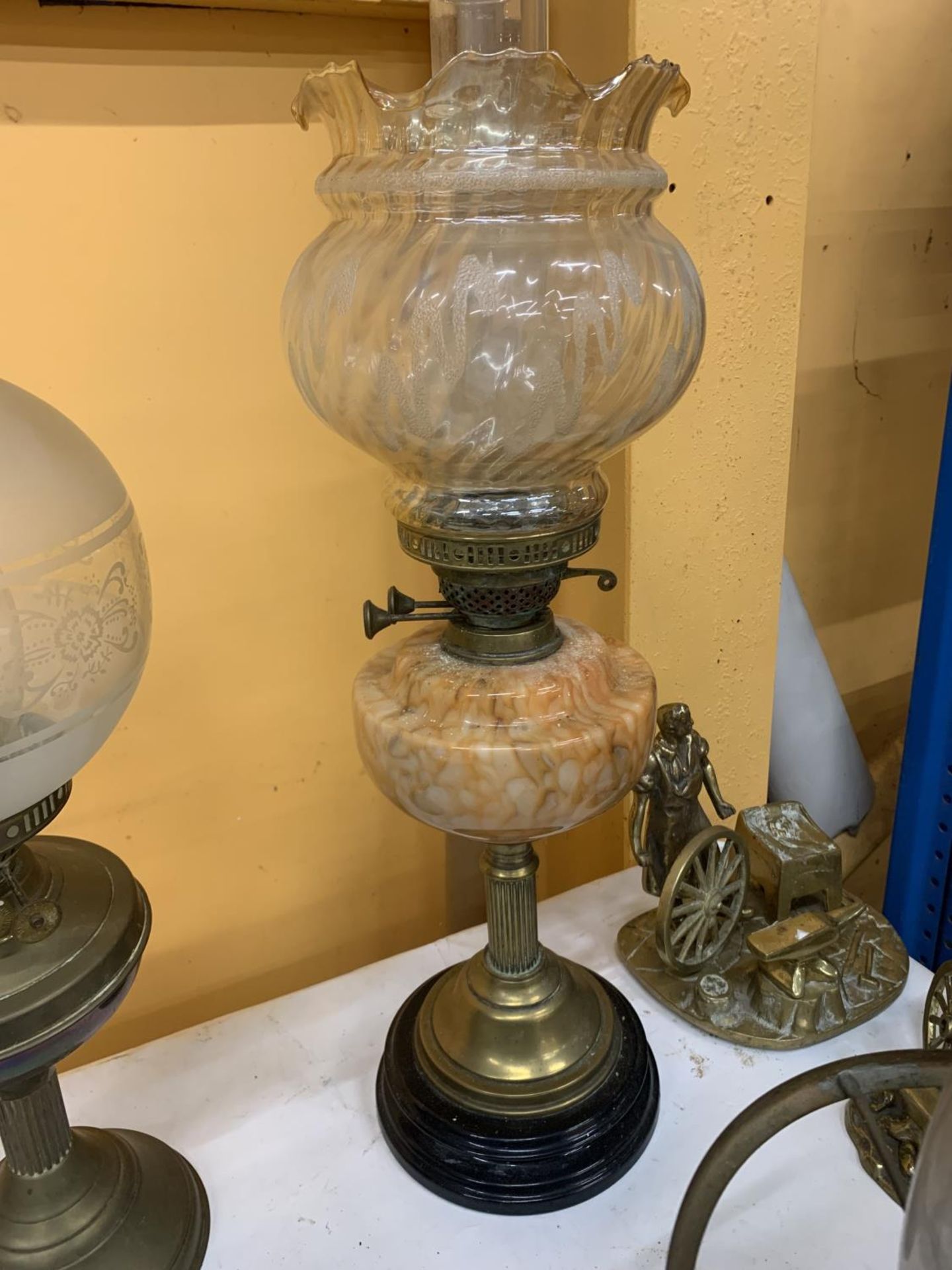 A VICTORIAN OIL LAMP WITH A BRASS STEM, MARBLE MIDDLE, FLUTED AND ETCHED SHADE AND CHIMNEY HEIGHT