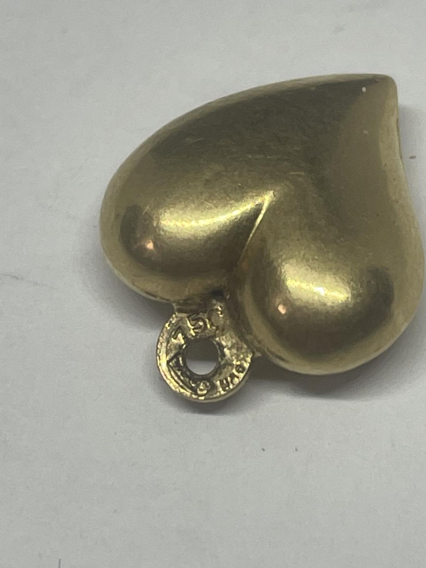 AN 18 CARAT GOLD HEART PENDANT GROSS WEIGHT 1.44 GRAMS - Image 3 of 3