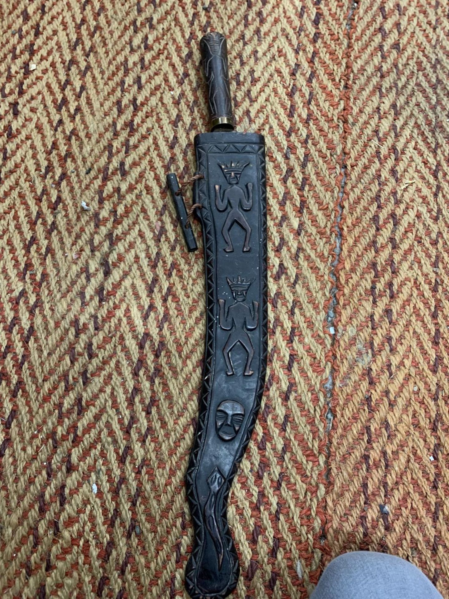 AN AFRICAN STYLE CARVED KNIFE SHEATH WITH KNIFE - A/F