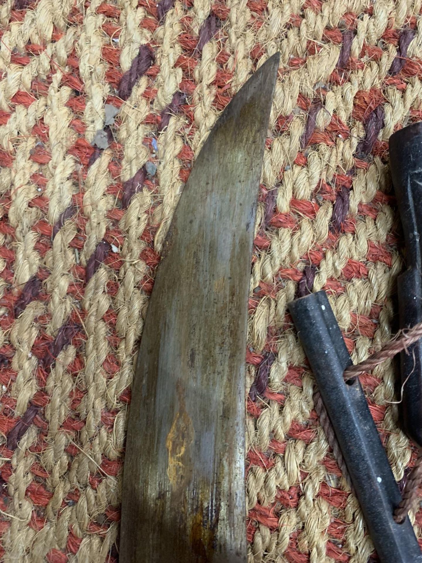 AN AFRICAN STYLE CARVED KNIFE SHEATH WITH KNIFE - A/F - Image 5 of 6