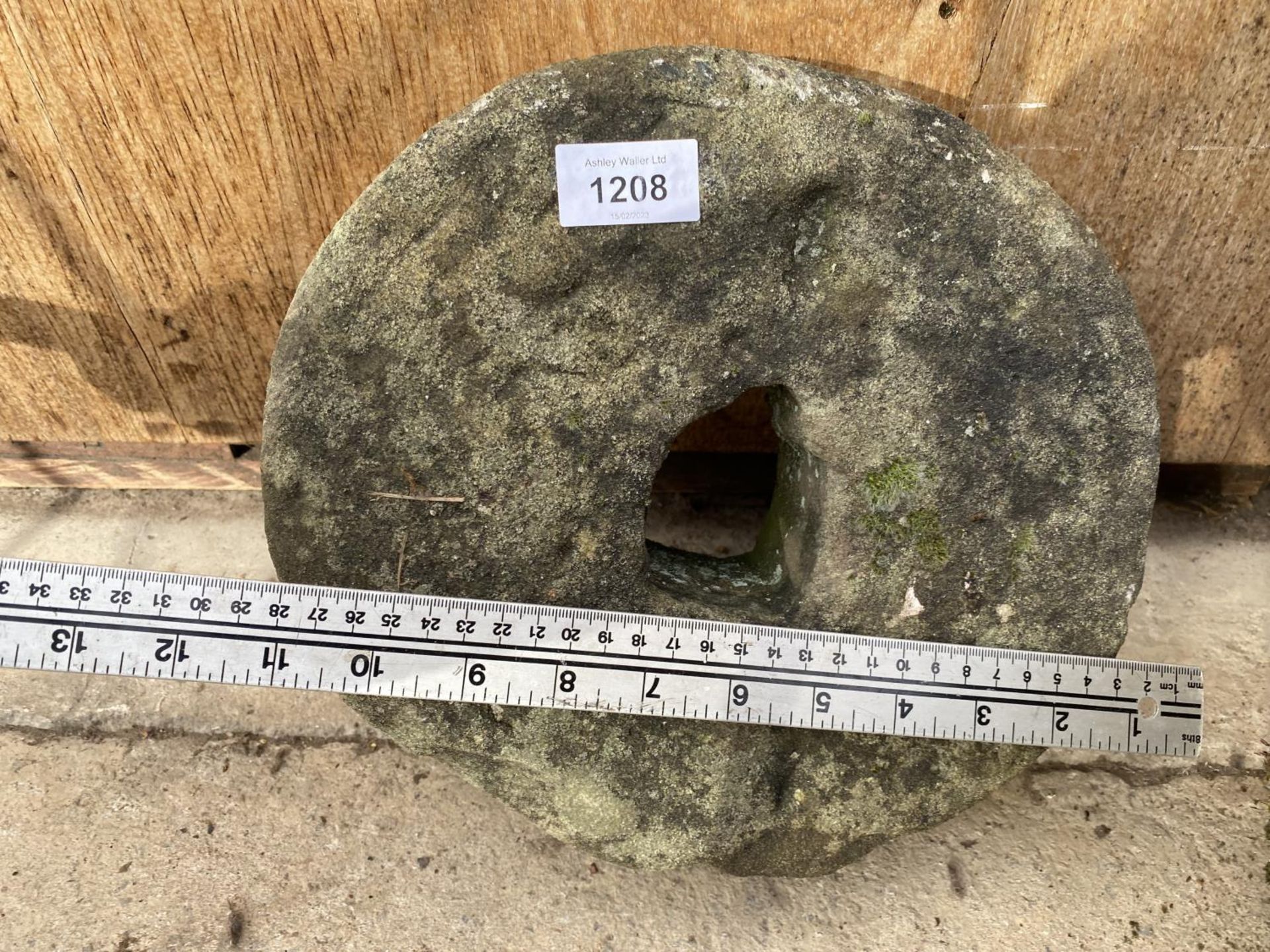 A SMALL SANDSTONE GRINDSTONE WHEEL (D:26CM) - Image 4 of 4