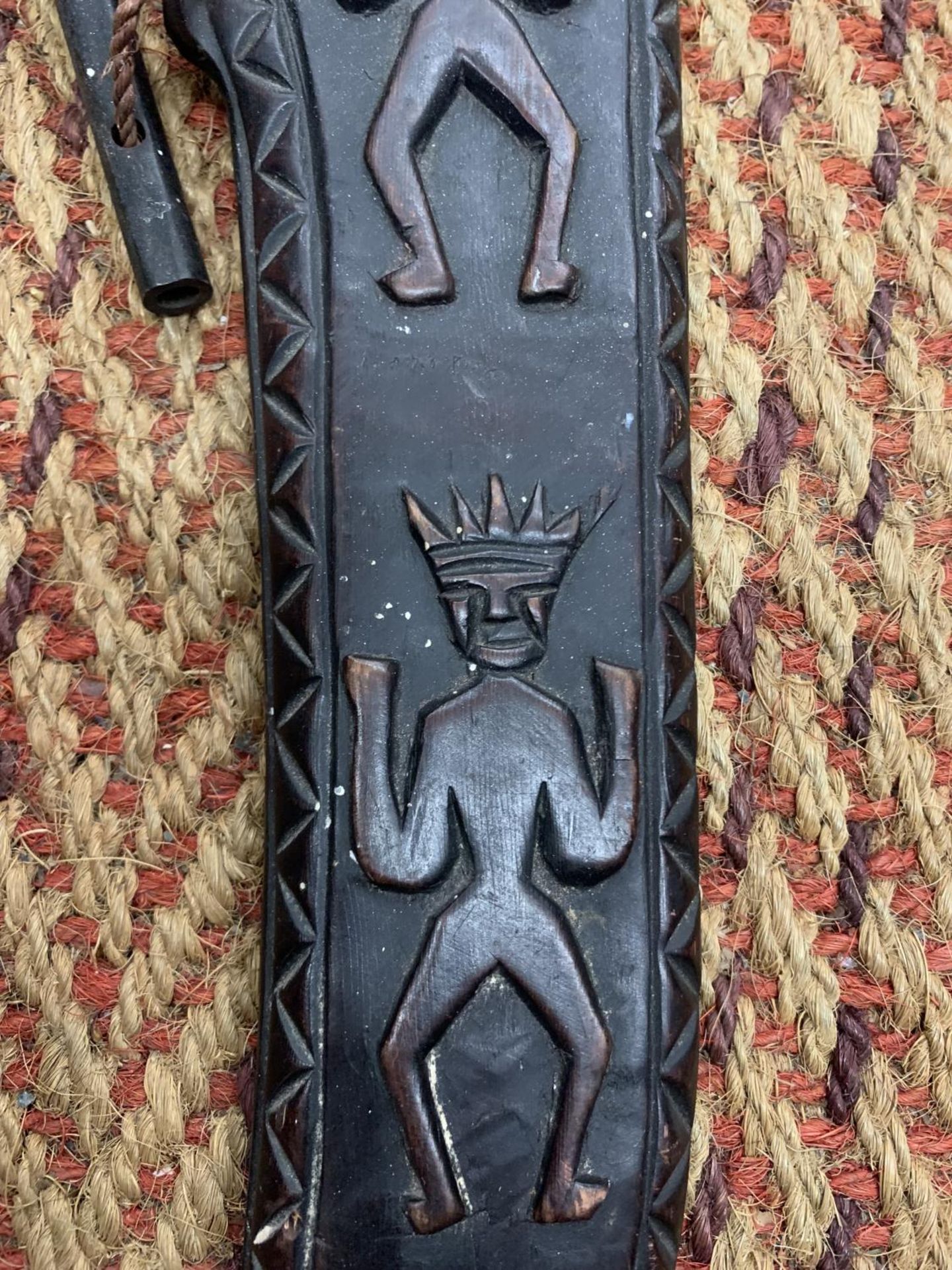 AN AFRICAN STYLE CARVED KNIFE SHEATH WITH KNIFE - A/F - Image 2 of 6