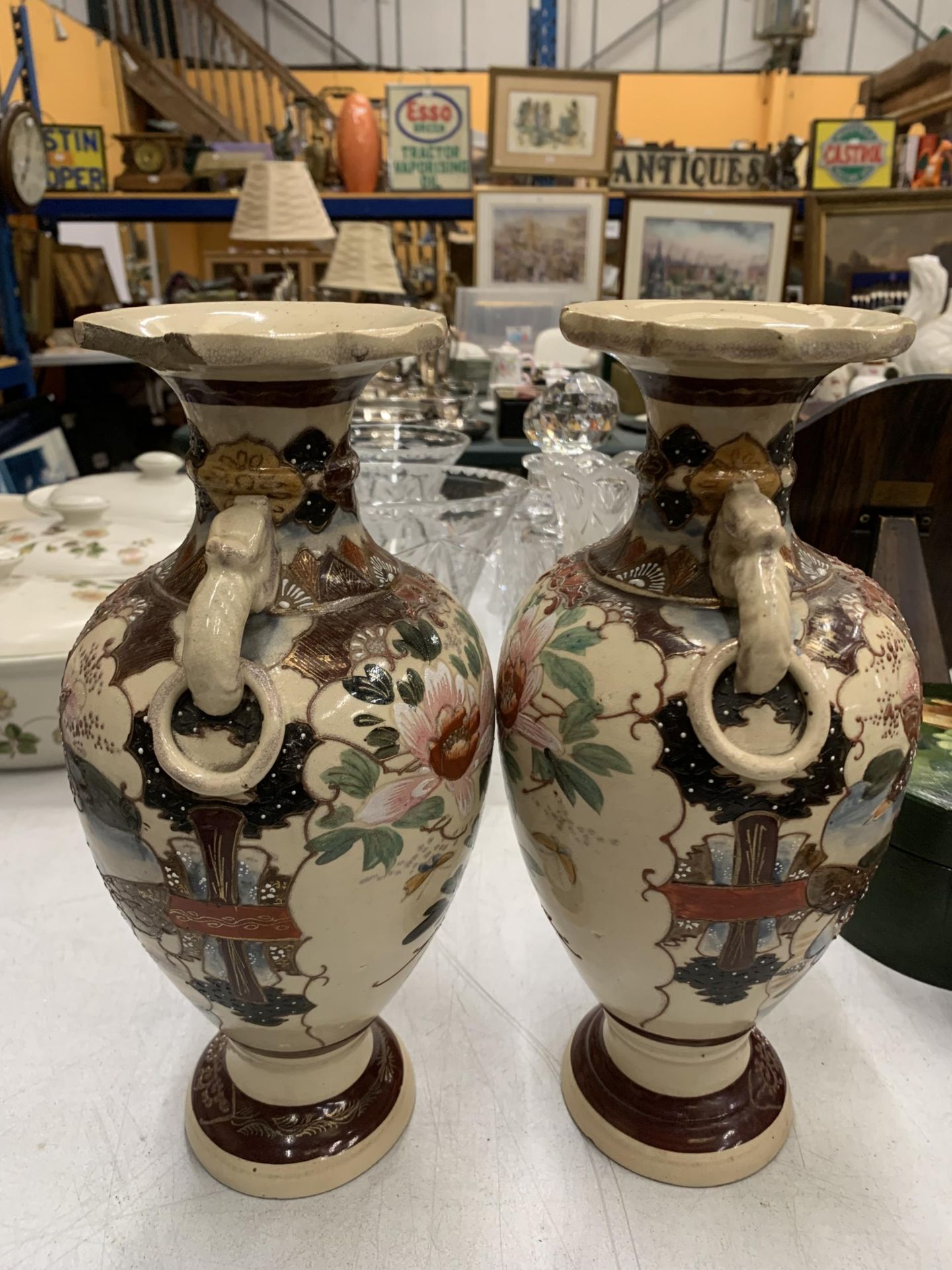 A PAIR OF VASES WITH ORIENTAL PATTERN HEIGHT 32CM - Image 2 of 3