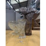 A QUANTITY OF GLASSWARE TO INCLUDE AN ART GLASS VASE WITH FLUTED DETAILING, A LARGE FOOTED CUT GLASS