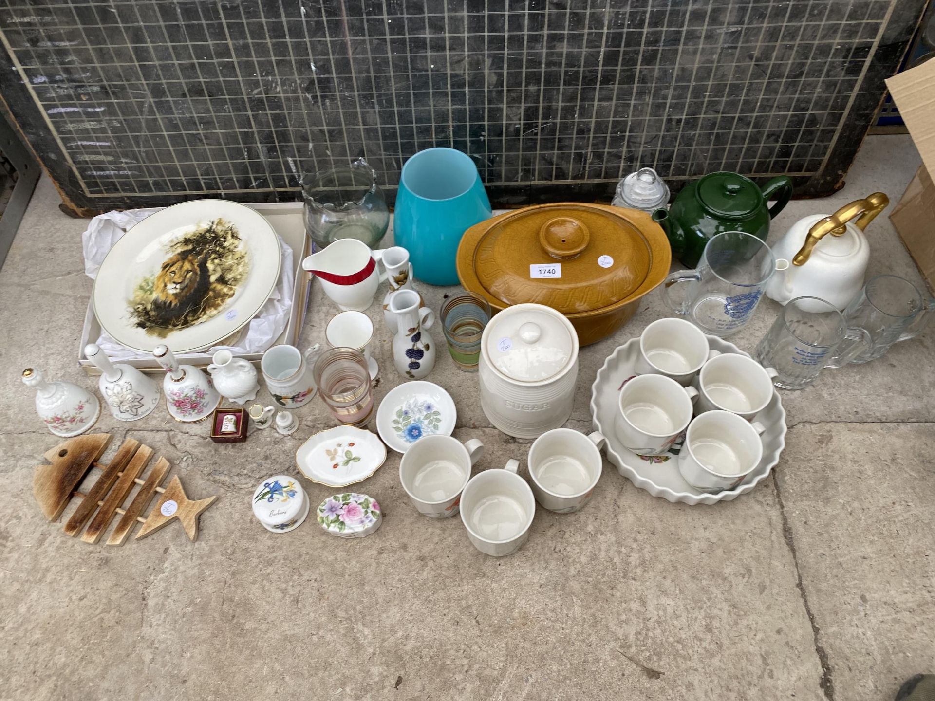 AN ASSORTMENT OF CERAMICS TO INCLUDE TEAPOTS, JUGS AND CUPS