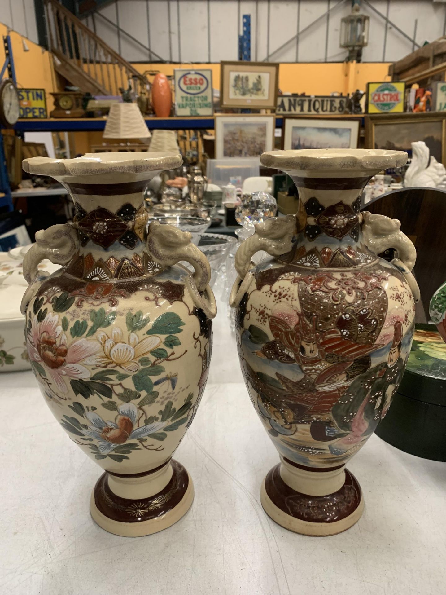 A PAIR OF VASES WITH ORIENTAL PATTERN HEIGHT 32CM