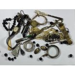 A MIXED LOT OF VINTAGE JEWELLERY TO INCLUDE LADIES WATCHES, CARVED PENDANT, MIDDLE EASTERN BANGLE