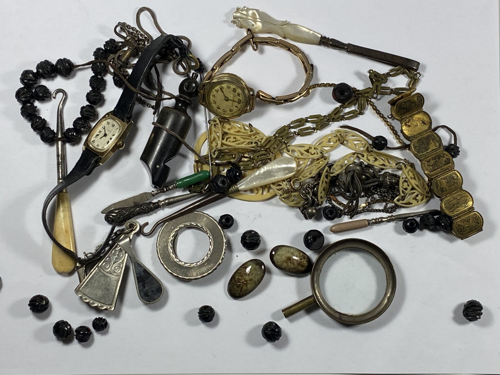 A MIXED LOT OF VINTAGE JEWELLERY TO INCLUDE LADIES WATCHES, CARVED PENDANT, MIDDLE EASTERN BANGLE