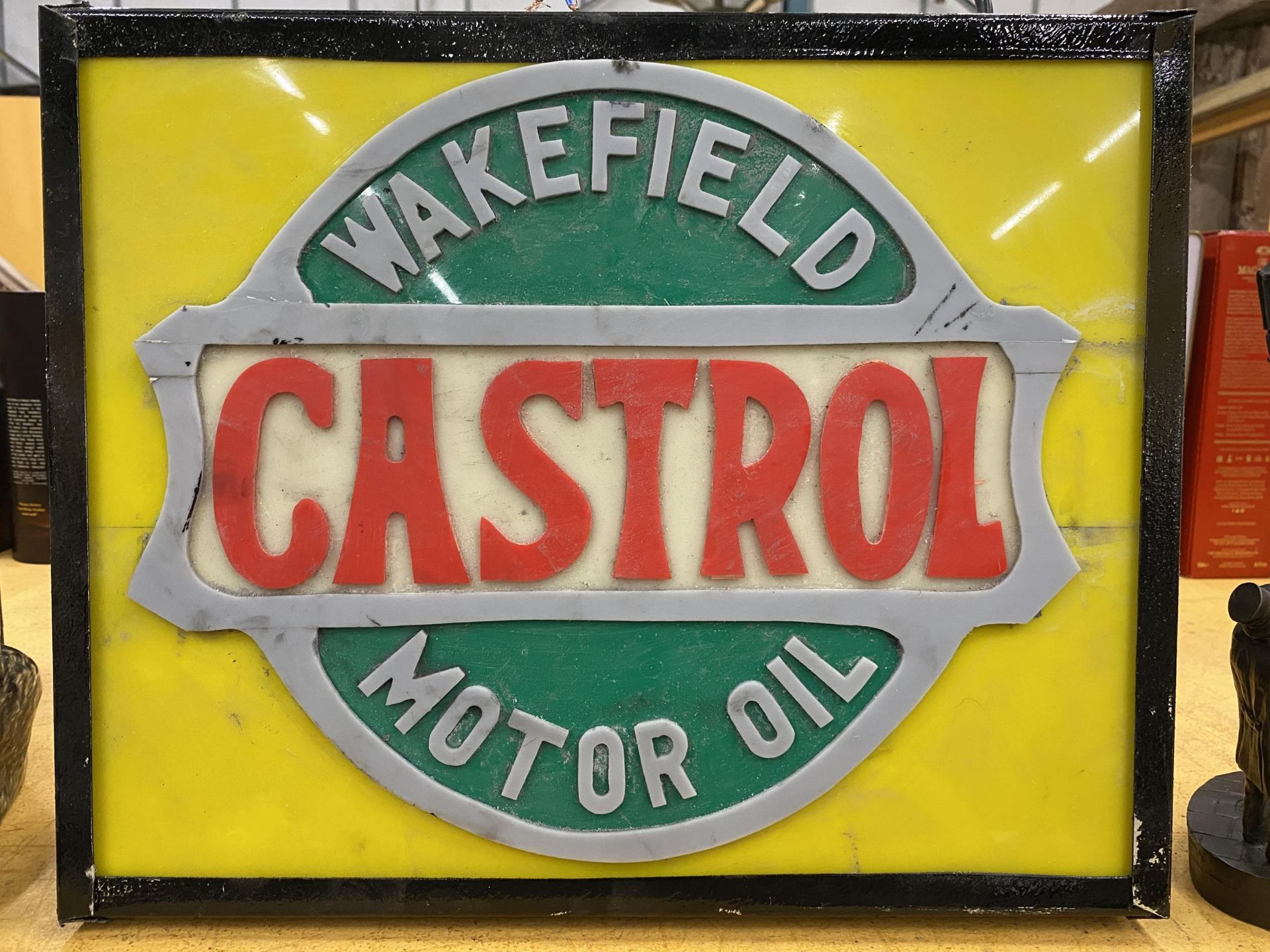 A WAKEFIELD CASTROL MOTOR OIL ILLUMINATED BOX SIGN, 33 X 42 X 10CM