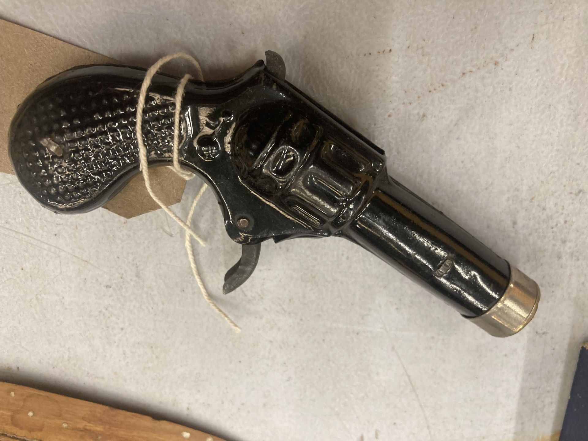 A SMALL BLACK PAINTED TOY PISTOL, TOTAL LENGTH 12CM - Image 3 of 4